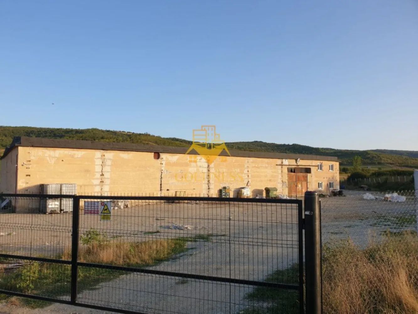 Hala industriala Dej cu platforma betonata curent trifazi - GOLDNESS Imobiliare vă propune spre închiriere o hală industrială ideală pentru orice domeniu de activitate (spațiu comercial, producție, depozitare, activități logistice, etc), construită pe structură din PVC , localizată în localitatea Dej , județul Cluj .

Suprafața totală de 6.050 m², compusă din zonă de depozitare de 1.086 m² și zonă de birouri compusă din 2 birouri, 2 spații sanitare (băi) în suprafața de aproximativ 30 m².

Hala beneficiază de toate utilitățile necesare: apă curentă, canal, gaz, alimentare cu energie electrică (220 380v) cu contorizare separată, hidranți interiori si exteriori, iluminat led, sistem de încălzire cu centrală pe lemne. Are înălțimea de 6m la coamă și 4,5m sub grindă, cu pardoseală rezistentă.
Hala este dotată cu sistem de supraveghere video și alarmă. Hala dispune de o intrare.

Acces TIR, curte generoasă betonată, tâmplărie PVC, cu geamuri termopan, atât la interior cât și la exterior.
Cu acces rapid la strada națională la ieșirea din orașul Dej spre Cluj Napoca.

Dacă vă interesează acestă ofertă, nu eziți să ne contactați telefonic sau prin e-mail - goldnessimobiliare@gmail.com . Vă stăm la dispoziție!
