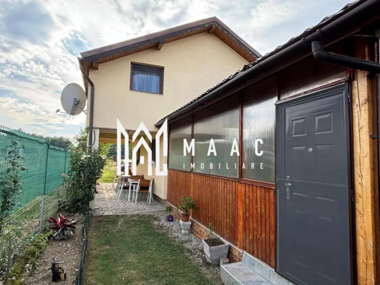 Vilă superbă | 4 camere | 500 mp teren | Vedere la munte | Valea Avrigului - Maac Imobiliare prezintă o oportunitate ideală de investiție, locuință permanentă sau de weekend – o casă de vacanță situată în pitoreasca zonă a Văii Avrigului, într-un cadru natural deosebit, perfect pentru iubitorii de munte și activități în aer liber.

Imobilul are o suprafață utilă de 120 mp, fiind amplasat pe un teren generos de 500 mp, și dispune de:

3 dormitoare spațioase
Living primitor, perfect pentru relaxare în familie
Bucătărie complet utilată (frigider, cuptor cu microunde)
2 băi, ambele dotate cu cadă
Terasă cu vedere superbă la munte
Balcon și grădină amenajată
Parcare privată gratuită
Grătar în curte, ideal pentru seri liniștite cu prietenii
Locuința este echipată cu centrală pe lemne și încălzire electrică, ceea ce asigură costuri reduse de întreținere. Zona este excelentă pentru activități recreative precum drumeții, ciclism, schi sau pescuit, fiind un punct de atracție pentru turiști, dar și o alegere inspirată pentru cei care caută liniște și natură.

✅ Poate fi folosită ca reședință permanentă, casă de vacanță sau investiție turistică (închiriere în regim hotelier).

📍 Valea Avrigului – una dintre cele mai frumoase zone montane din apropierea Sibiului, cu acces facil și peisaje spectaculoase în orice anotimp.

Pentru mai multe detalii precizati telefonic ca ati vazut anuntul cu ID: CP2835260