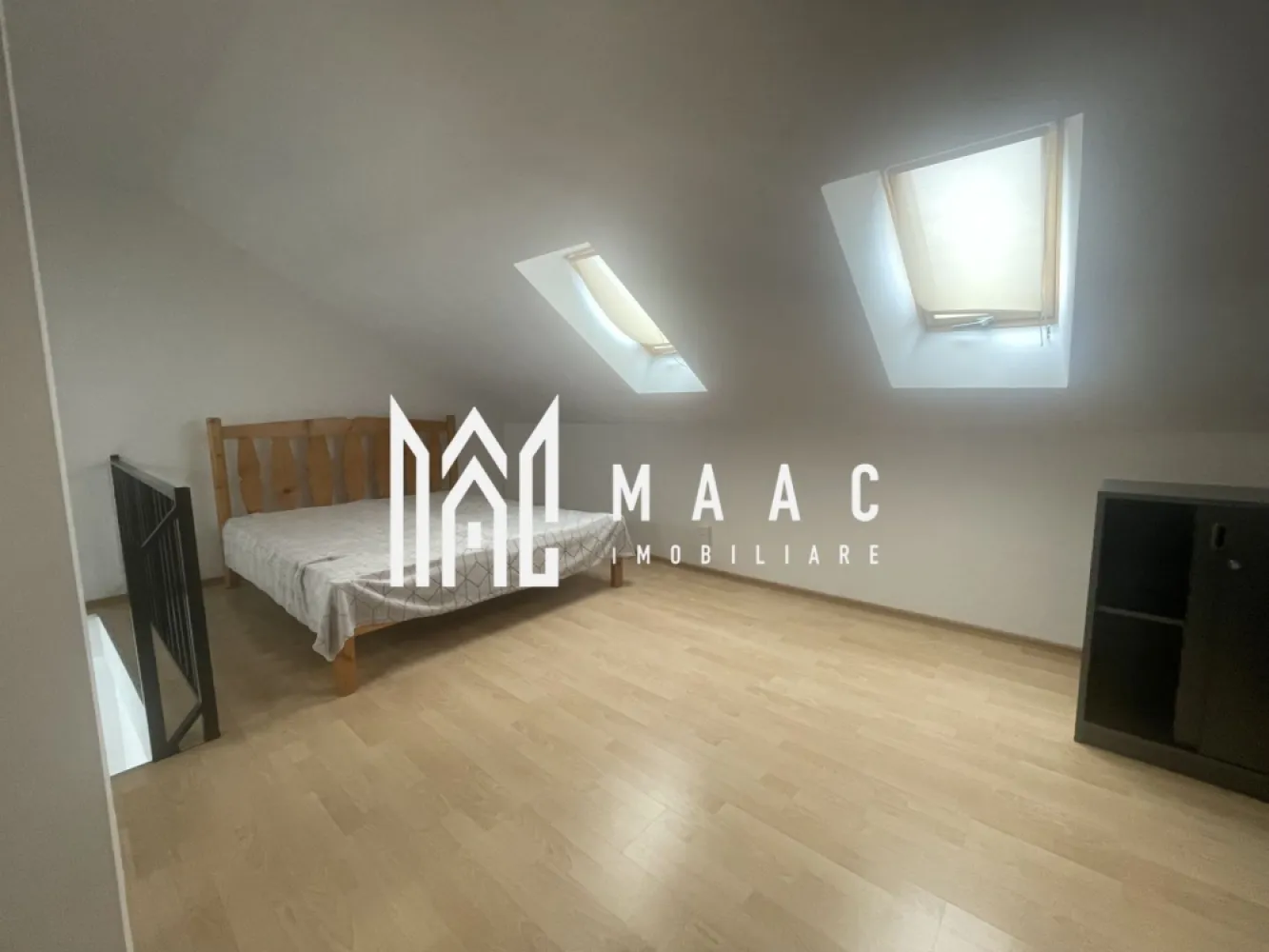 Apartament 3 camere | 115MPU | Balcon | Zona Tilisca - MAAC Imobiliare vă propune spre vânzare un apartament tip mansardă, cu o suprafață utilă de 115 mp și balcon generos de 12 m lungime, situat într-o zonă liniștită din Sibiu, cu priveliște spectaculoasă spre munți și Parcul Belvedere.

Caracteristici principale:
Suprafață utilă: 115 mp
Balcon: 12 m, cu vedere panoramică spre zona montană
Tip compartimentare: mansardă spațioasă, luminoasă
Orientare: deschidere către munți și zonă verde

Avantaje:
Locație liniștită, cu priveliște deosebită
Acces rapid către două artere auto principale (Vest și Sud)
Facilități educaționale: grădiniță în apropiere + o nouă investiție în curs de realizare anunțată de primărie
Parcare suficientă pentru întregul ansamblu rezidențial
Transport public: stații de autobuz și alte mijloace de transport în imediata apropiere

Recomandat pentru:
Familii care își doresc spațiu generos și liniște
Persoane care apreciază vederea panoramică și apropierea de natură
Investiție sigură în zona Belvedere, una dintre cele mai căutate locații din Sibiu

Pentru mai multe detalii sau pentru a programa o vizionare, vă rugăm să ne contactați.
Specificați ID-ul CP2742934.