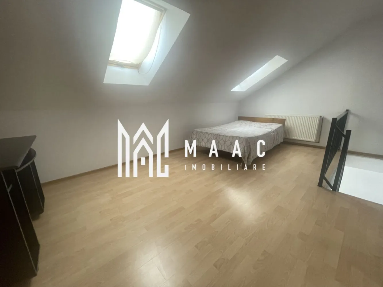 Apartament 3 camere | 115MPU | Balcon | Zona Tilisca - MAAC Imobiliare vă propune spre vânzare un apartament tip mansardă, cu o suprafață utilă de 115 mp și balcon generos de 12 m lungime, situat într-o zonă liniștită din Sibiu, cu priveliște spectaculoasă spre munți și Parcul Belvedere.

Caracteristici principale:
Suprafață utilă: 115 mp
Balcon: 12 m, cu vedere panoramică spre zona montană
Tip compartimentare: mansardă spațioasă, luminoasă
Orientare: deschidere către munți și zonă verde

Avantaje:
Locație liniștită, cu priveliște deosebită
Acces rapid către două artere auto principale (Vest și Sud)
Facilități educaționale: grădiniță în apropiere + o nouă investiție în curs de realizare anunțată de primărie
Parcare suficientă pentru întregul ansamblu rezidențial
Transport public: stații de autobuz și alte mijloace de transport în imediata apropiere

Recomandat pentru:
Familii care își doresc spațiu generos și liniște
Persoane care apreciază vederea panoramică și apropierea de natură
Investiție sigură în zona Belvedere, una dintre cele mai căutate locații din Sibiu

Pentru mai multe detalii sau pentru a programa o vizionare, vă rugăm să ne contactați.
Specificați ID-ul CP2742934.