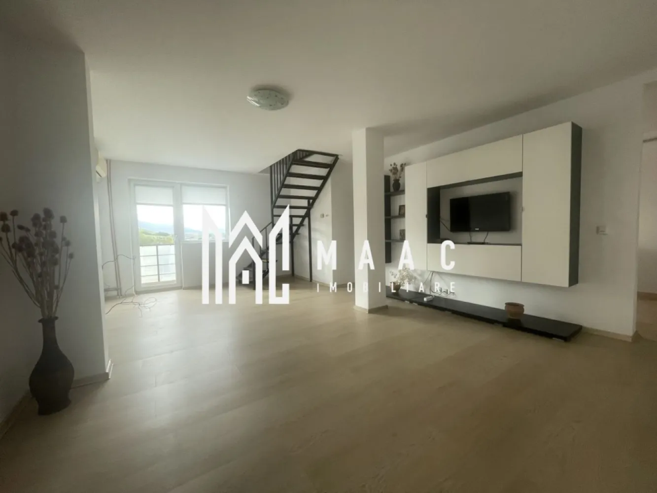 Apartament 3 camere | 115MPU | Balcon | Zona Tilisca - MAAC Imobiliare vă propune spre vânzare un apartament tip mansardă, cu o suprafață utilă de 115 mp și balcon generos de 12 m lungime, situat într-o zonă liniștită din Sibiu, cu priveliște spectaculoasă spre munți și Parcul Belvedere.

Caracteristici principale:
Suprafață utilă: 115 mp
Balcon: 12 m, cu vedere panoramică spre zona montană
Tip compartimentare: mansardă spațioasă, luminoasă
Orientare: deschidere către munți și zonă verde

Avantaje:
Locație liniștită, cu priveliște deosebită
Acces rapid către două artere auto principale (Vest și Sud)
Facilități educaționale: grădiniță în apropiere + o nouă investiție în curs de realizare anunțată de primărie
Parcare suficientă pentru întregul ansamblu rezidențial
Transport public: stații de autobuz și alte mijloace de transport în imediata apropiere

Recomandat pentru:
Familii care își doresc spațiu generos și liniște
Persoane care apreciază vederea panoramică și apropierea de natură
Investiție sigură în zona Belvedere, una dintre cele mai căutate locații din Sibiu

Pentru mai multe detalii sau pentru a programa o vizionare, vă rugăm să ne contactați.
Specificați ID-ul CP2742934.