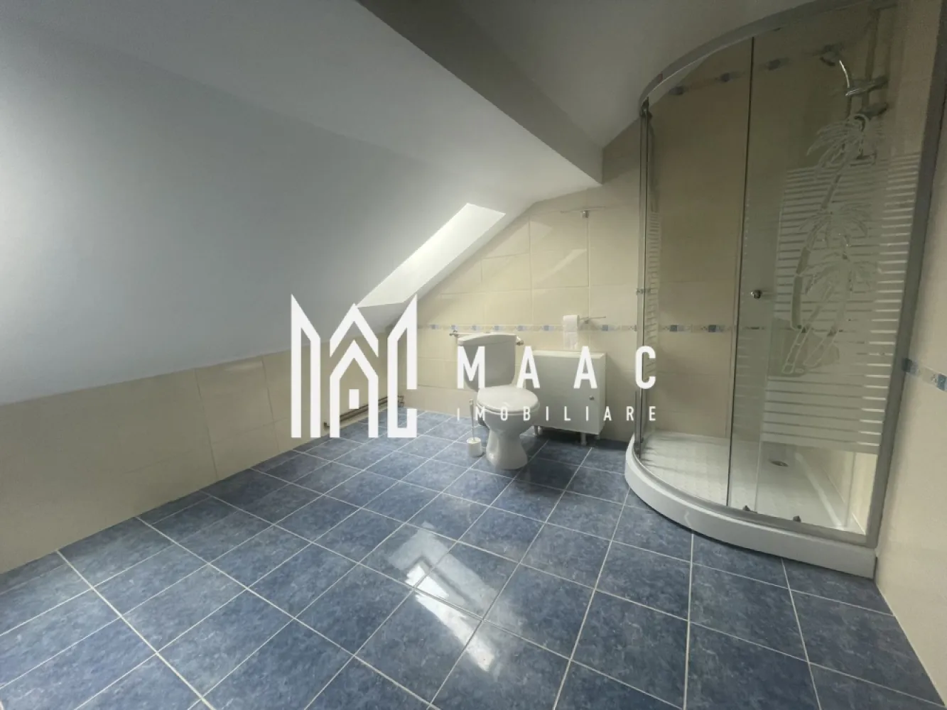 Apartament 3 camere | 115MPU | Balcon | Zona Tilisca - MAAC Imobiliare vă propune spre vânzare un apartament tip mansardă, cu o suprafață utilă de 115 mp și balcon generos de 12 m lungime, situat într-o zonă liniștită din Sibiu, cu priveliște spectaculoasă spre munți și Parcul Belvedere.

Caracteristici principale:
Suprafață utilă: 115 mp
Balcon: 12 m, cu vedere panoramică spre zona montană
Tip compartimentare: mansardă spațioasă, luminoasă
Orientare: deschidere către munți și zonă verde

Avantaje:
Locație liniștită, cu priveliște deosebită
Acces rapid către două artere auto principale (Vest și Sud)
Facilități educaționale: grădiniță în apropiere + o nouă investiție în curs de realizare anunțată de primărie
Parcare suficientă pentru întregul ansamblu rezidențial
Transport public: stații de autobuz și alte mijloace de transport în imediata apropiere

Recomandat pentru:
Familii care își doresc spațiu generos și liniște
Persoane care apreciază vederea panoramică și apropierea de natură
Investiție sigură în zona Belvedere, una dintre cele mai căutate locații din Sibiu

Pentru mai multe detalii sau pentru a programa o vizionare, vă rugăm să ne contactați.
Specificați ID-ul CP2742934.