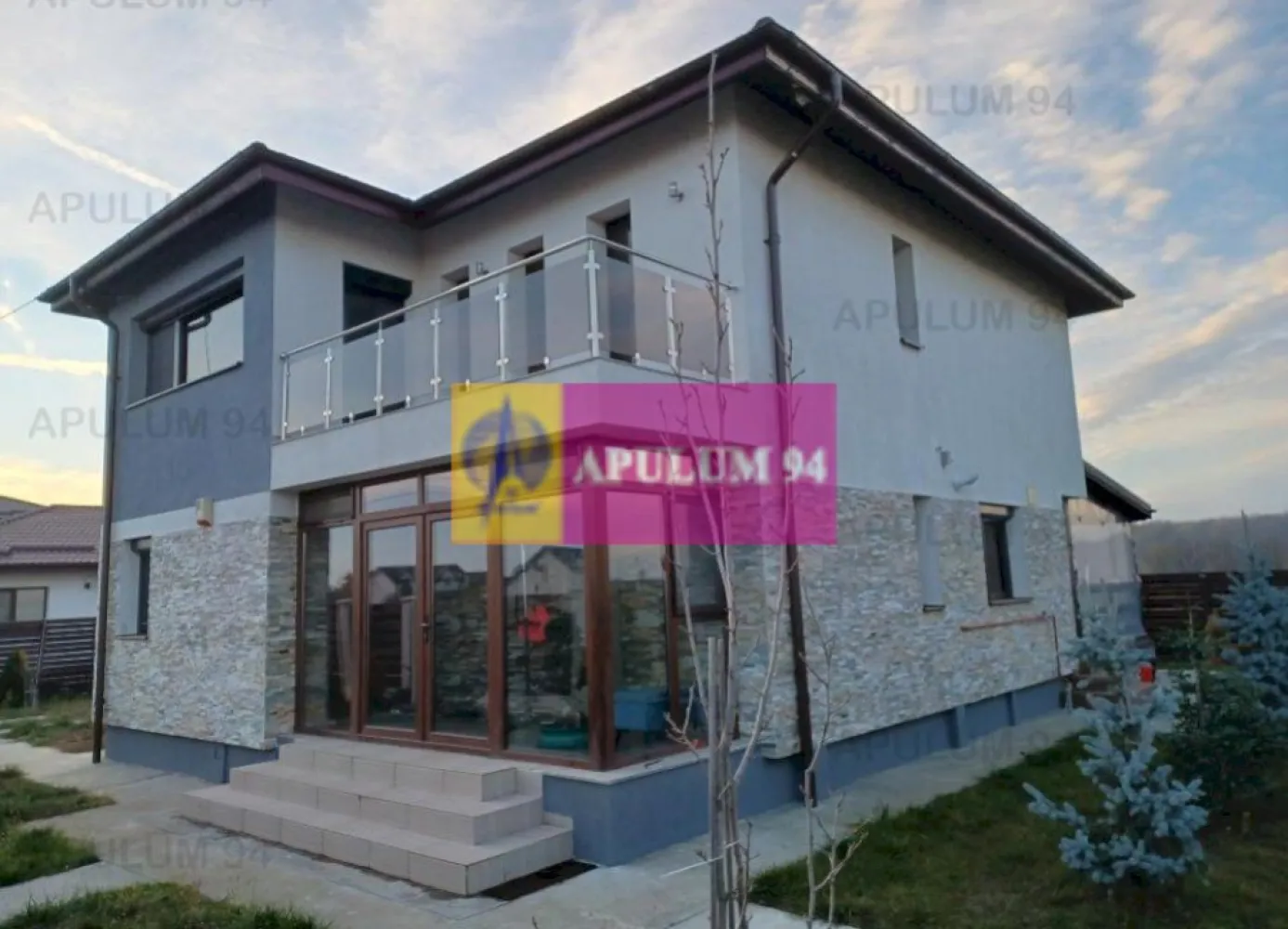 Săbăreni, vilă S+P+1, curte 568 mp, aproape de pădure - Structura beton armat si zidărie caramidă Soceram 
- Polistiren Austrotherm grafitat densitate EPS 80 de 15 cm grosime, toti peretii exteriori
- Vata bazaltica sub tavanul de la etaj cu OSB si polistiren.
- Vata minerala cu folie de aluminiu in pod
- Tabla cu grosime de 0.55 mm
- Centrala termică pe gaze în condensație Vaillant de 32 kw si calorifere din Aluminiu 
- Incalzire în pardoseala în cele 2 băi, terasa intrare si terasa din spate
- După tencuială, s-a montat plasă din fibra de sticlă pe toti peretii interiori (să nu crape tencuiala) și apoi, s-a gletuit
- Piatra naturală Ardezie, pe fațade 
- Tencuială decorativă siliconată Kober Profesional
- Tâmplărie Salamander cu geamuri tripan, reflexiv si rulouri exterioare
- Glafuri ferestre, exterior si interior
- Prize modulare Gewis, inclusiv în băi, pe balcon, terasă si aer conditionat 
- Finisaje si materiale de calitate, parchet, gresie, faianță, obiecte sanitare
- Pivniță de 22 mp, betonată, hidroizolată, luminată
- 2 puturi forate la a 2-a pânză freatică, pompe sumersibile, dedurizator, filtre
- Terasă 34 mp, acoperită si ,,închisă” cu folie transparentă cu butoni si fermoar pentru protecție împotriva vântului, a ploi sau a zăpezii
- Sistem colectare si drenare a apei pluviale