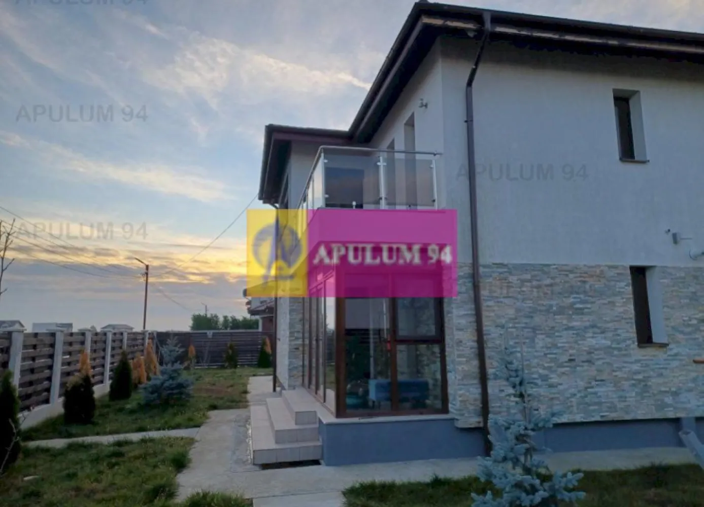 Săbăreni, vilă S+P+1, curte 568 mp, aproape de pădure - Structura beton armat si zidărie caramidă Soceram 
- Polistiren Austrotherm grafitat densitate EPS 80 de 15 cm grosime, toti peretii exteriori
- Vata bazaltica sub tavanul de la etaj cu OSB si polistiren.
- Vata minerala cu folie de aluminiu in pod
- Tabla cu grosime de 0.55 mm
- Centrala termică pe gaze în condensație Vaillant de 32 kw si calorifere din Aluminiu 
- Incalzire în pardoseala în cele 2 băi, terasa intrare si terasa din spate
- După tencuială, s-a montat plasă din fibra de sticlă pe toti peretii interiori (să nu crape tencuiala) și apoi, s-a gletuit
- Piatra naturală Ardezie, pe fațade 
- Tencuială decorativă siliconată Kober Profesional
- Tâmplărie Salamander cu geamuri tripan, reflexiv si rulouri exterioare
- Glafuri ferestre, exterior si interior
- Prize modulare Gewis, inclusiv în băi, pe balcon, terasă si aer conditionat 
- Finisaje si materiale de calitate, parchet, gresie, faianță, obiecte sanitare
- Pivniță de 22 mp, betonată, hidroizolată, luminată
- 2 puturi forate la a 2-a pânză freatică, pompe sumersibile, dedurizator, filtre
- Terasă 34 mp, acoperită si ,,închisă” cu folie transparentă cu butoni si fermoar pentru protecție împotriva vântului, a ploi sau a zăpezii
- Sistem colectare si drenare a apei pluviale