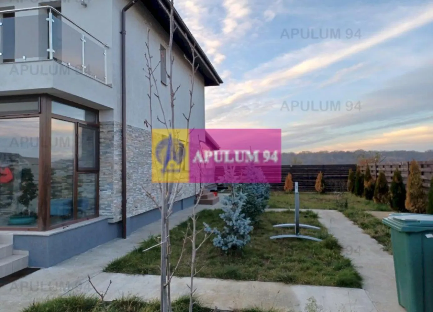 Săbăreni, vilă S+P+1, curte 568 mp, aproape de pădure - Structura beton armat si zidărie caramidă Soceram 
- Polistiren Austrotherm grafitat densitate EPS 80 de 15 cm grosime, toti peretii exteriori
- Vata bazaltica sub tavanul de la etaj cu OSB si polistiren.
- Vata minerala cu folie de aluminiu in pod
- Tabla cu grosime de 0.55 mm
- Centrala termică pe gaze în condensație Vaillant de 32 kw si calorifere din Aluminiu 
- Incalzire în pardoseala în cele 2 băi, terasa intrare si terasa din spate
- După tencuială, s-a montat plasă din fibra de sticlă pe toti peretii interiori (să nu crape tencuiala) și apoi, s-a gletuit
- Piatra naturală Ardezie, pe fațade 
- Tencuială decorativă siliconată Kober Profesional
- Tâmplărie Salamander cu geamuri tripan, reflexiv si rulouri exterioare
- Glafuri ferestre, exterior si interior
- Prize modulare Gewis, inclusiv în băi, pe balcon, terasă si aer conditionat 
- Finisaje si materiale de calitate, parchet, gresie, faianță, obiecte sanitare
- Pivniță de 22 mp, betonată, hidroizolată, luminată
- 2 puturi forate la a 2-a pânză freatică, pompe sumersibile, dedurizator, filtre
- Terasă 34 mp, acoperită si ,,închisă” cu folie transparentă cu butoni si fermoar pentru protecție împotriva vântului, a ploi sau a zăpezii
- Sistem colectare si drenare a apei pluviale