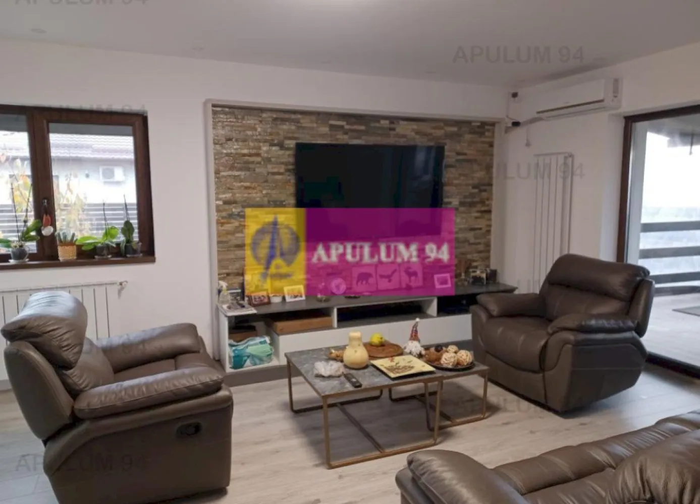 Săbăreni, vilă S+P+1, curte 568 mp, aproape de pădure - Structura beton armat si zidărie caramidă Soceram 
- Polistiren Austrotherm grafitat densitate EPS 80 de 15 cm grosime, toti peretii exteriori
- Vata bazaltica sub tavanul de la etaj cu OSB si polistiren.
- Vata minerala cu folie de aluminiu in pod
- Tabla cu grosime de 0.55 mm
- Centrala termică pe gaze în condensație Vaillant de 32 kw si calorifere din Aluminiu 
- Incalzire în pardoseala în cele 2 băi, terasa intrare si terasa din spate
- După tencuială, s-a montat plasă din fibra de sticlă pe toti peretii interiori (să nu crape tencuiala) și apoi, s-a gletuit
- Piatra naturală Ardezie, pe fațade 
- Tencuială decorativă siliconată Kober Profesional
- Tâmplărie Salamander cu geamuri tripan, reflexiv si rulouri exterioare
- Glafuri ferestre, exterior si interior
- Prize modulare Gewis, inclusiv în băi, pe balcon, terasă si aer conditionat 
- Finisaje si materiale de calitate, parchet, gresie, faianță, obiecte sanitare
- Pivniță de 22 mp, betonată, hidroizolată, luminată
- 2 puturi forate la a 2-a pânză freatică, pompe sumersibile, dedurizator, filtre
- Terasă 34 mp, acoperită si ,,închisă” cu folie transparentă cu butoni si fermoar pentru protecție împotriva vântului, a ploi sau a zăpezii
- Sistem colectare si drenare a apei pluviale