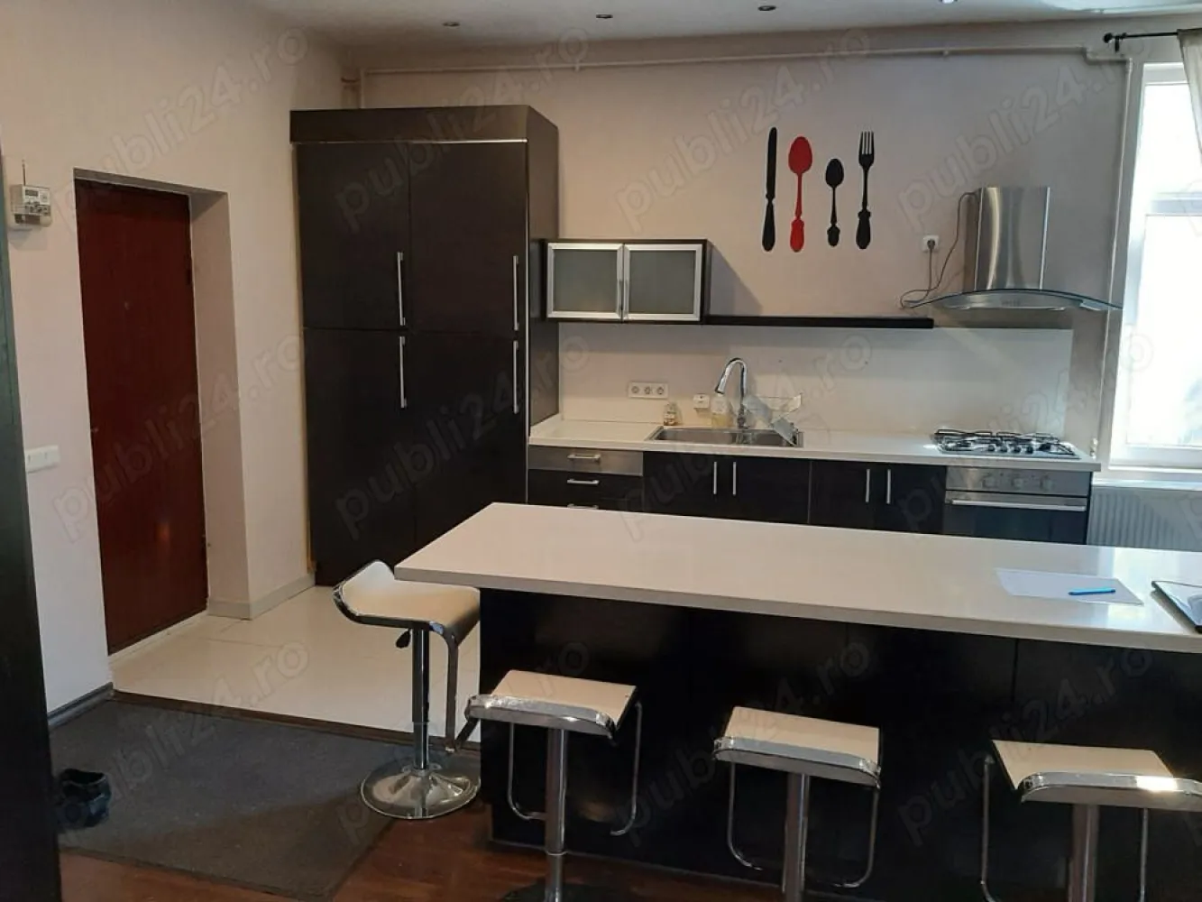 Ag BRASADAS închiriază ap 4 cam, zona Unirii - Agenția BRASADAS închiriază apartament la familie, NU in regim hotelier subinchiriere, NU firma, fara animale de companie.
Apartamentul are 4 camere, 2 bai, balcon, 109mp.utili, îni zona Unirii, sector4, lângă Secția 12 Politie și Liceul Ion Creangă.
Apartamentul este mobilat + frigider, aragaz, masina de Pentru mai multe oferte accesați www.brasadas.com.