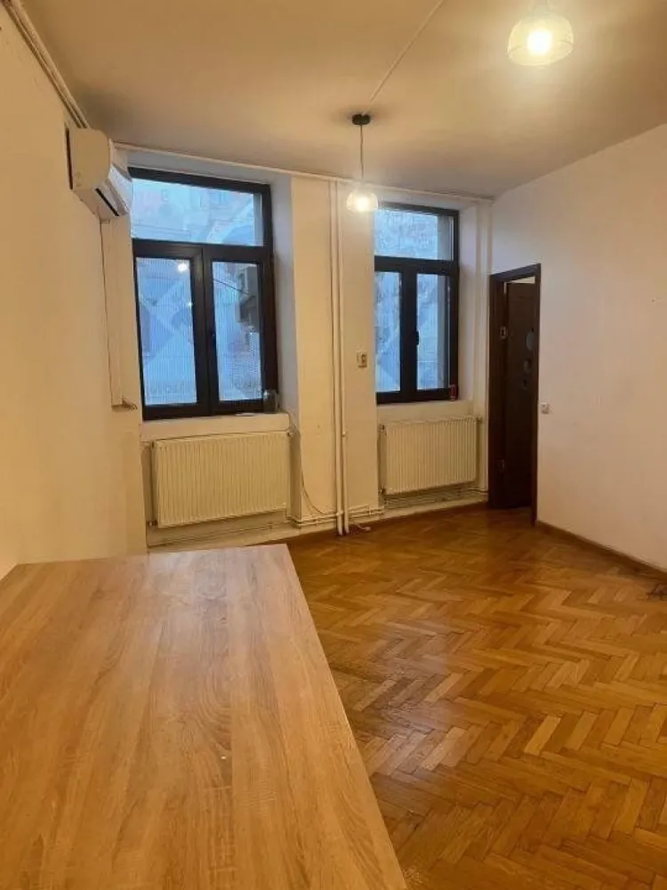 Ag BRASADAS închiriază BIROU 4 cam 120 mp Piaţa Romană. - Ag BRASADAS închiriază un apartament/saptiu de birou generos de 4 camere, cu o suprafaţă utilă de 120 mp, situat într-o locaţie excelentă, la doar 5 minute de staţia de metrou Piaţa Romană.
Compartimentare:
â€˘ 4 camere spaţioase, cu suprafeţe cuprinse între 12,85 mp şi 40 mp
â€˘ Chicinetă
â€˘ Baie
â€˘ Hol
Detalii suplimentare:
Apartamentul este amplasat într-o clădire solidă, cu regim de înălţime S+P+5E, finalizată în anul 1941. Cladirea este expertizata si a fost încadrată în clasa de risc seismic RS3. 
Beneficiază de:
â€˘ Centrală termică proprie
â€˘ Ferestre PVC
â€˘ Renovare recentă
Vecinătăţi şi avantaje:
â€˘ Piaţa Alexandru Lahovari
â€˘ Acces rapid la mijloace de transport, inclusiv metrou (Piaţa Romană â€“ 5 minute)

Pentru mai multe oferte accesați www.brasadas.com.