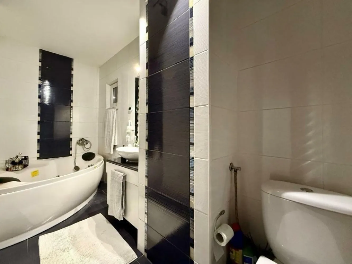 Apartament 2 Camere Unirii 60 mp - Apartament 2 camere spatios, bine intretinut, zona verde, ultracentral pe bulevardul Unirii.