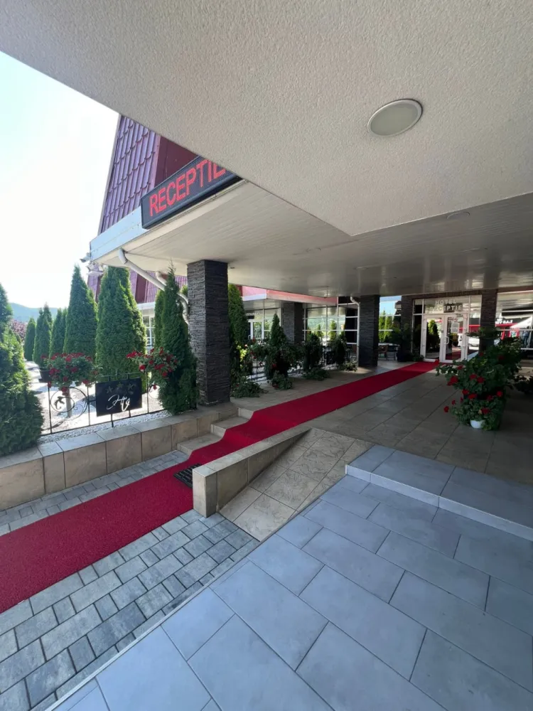 De vânzare – Hotel Veștem, Sibiu - O oportunitate unică de investiție în turism și HoReCa, amplasată strategic în localitatea Veștem, la doar 13 km de Sibiu și 17 km de Aeroportul Internațional Sibiu, cu acces direct din DN1–DN7. &nbsp;Detalii proprietate:Suprafață teren: 5.600 mpSuprafață utila: 1.700 mp25 camere spațioase, fiecare cu baie proprie2 apartamente cu baie proprieRestaurant cu 70 locuri + terasăBucătărie profesională de 200 mp, dotată cu camere frigorifice și congelatorAer condiționat, ferestre termopan, gresie, faianță, parchet, mocheta.Puncte comerciale destinate alimentației publice – închiriate, cu venit lunar de 12.000 € + încasările hotelului &nbsp;Utilități și dotări tehnice:Curent 300 kw + generator 220 kwPuț forat la mare adâncime pentru alimentare cu apăStație de epurare proprieCanalizare&nbsp;Avantaje investiționale:Poziționare excelentă pentru tranzit și turism, pe ruta DN1 – DN7Proprietatea se prezintă impecabil, foarte îngrijităGenerare de venit pasiv din chirii + activitate hotelieră și restaurantPotențial ridicat de dezvoltare ulterioară (evenimente, turism de business, extindere servicii)&nbsp;Preț de vânzare: 1.800.000 € &nbsp;Un hotel cu tradiție, bine întreținut, complet funcțional, care îmbină confortul modern cu un potențial excelent de profitabilitate.