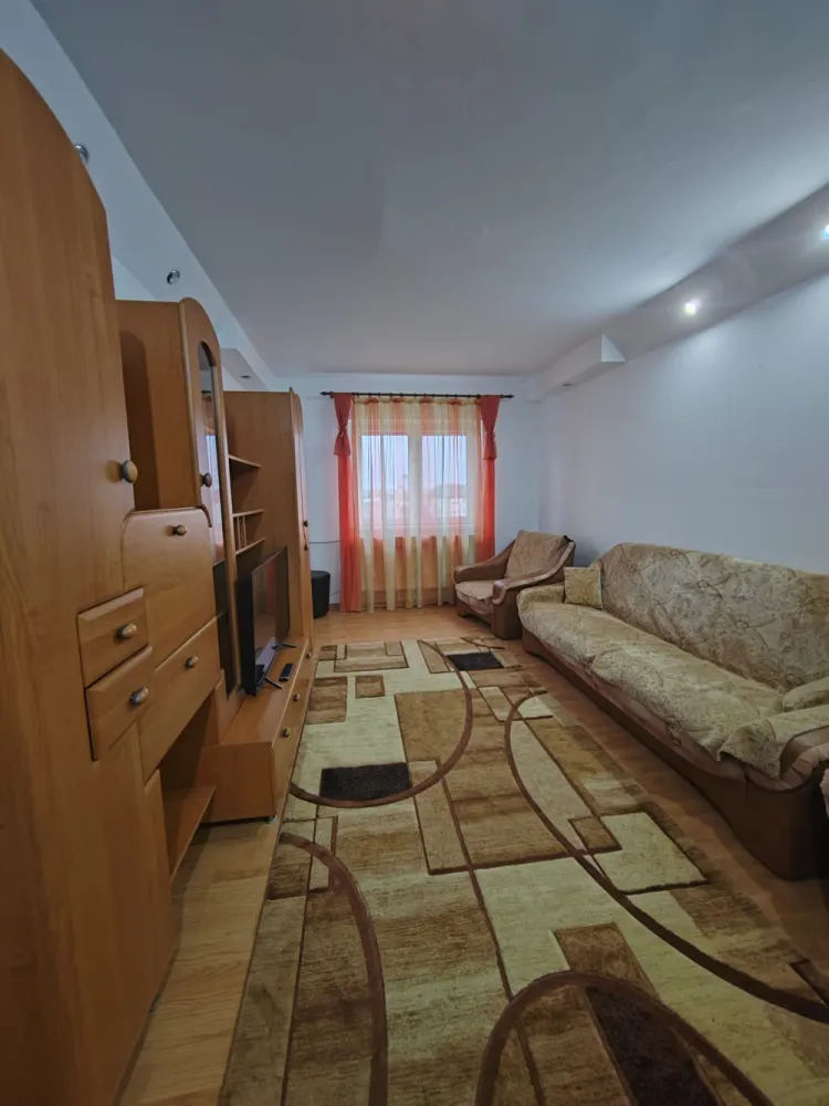Apartament 2 camere, decomandat, etaj intermediar, zona Republicii, Ploiești - Catalina Anghel-broker imobiliar vă prezintă spre închiriere un apartament cu 2 camere, decomandat, situat la etajul 3 al unui bloc cu regim de înălțime p+4. Apartamentul se închiriază mobilat și utilat.Beneficiile acestui apartament sunt date de următoarele aspecte:- suprafata generoasa a apartamentului și compartimentarea acestuia;- balcon pe toată suprafața bucătăriei cu acces din living;- poziționarea acestuia la un etaj intermediar;- scară de bloc prevăzută cu interfon;- acces facil către punctele de interes ale orașului și mijloace de transport în comun.- disponibilitate imediată.Se dorește închirierea acestuia pe perioada lunga de timp.La închiriere se va achita o luna chiria in avans( 1500 lei), o luna contravaloarea chiriei cu titlul de garanție( 1500 lei) + 50% dintr-o luna de chirie( 750 lei)- comisionul agenției.Pentru detalii suplimentare și stabilirea unei vizionari, va invit sa ne contactați .