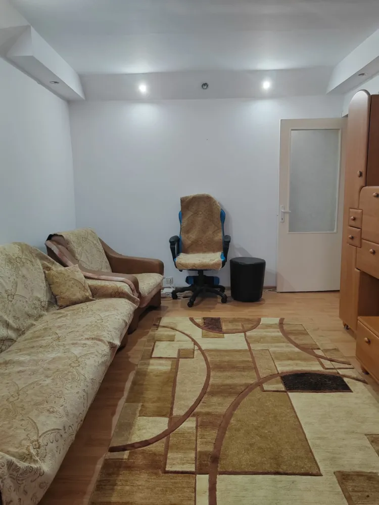 Apartament 2 camere, decomandat, etaj intermediar, zona Republicii, Ploiești - Catalina Anghel-broker imobiliar vă prezintă spre închiriere un apartament cu 2 camere, decomandat, situat la etajul 3 al unui bloc cu regim de înălțime p+4. Apartamentul se închiriază mobilat și utilat.Beneficiile acestui apartament sunt date de următoarele aspecte:- suprafata generoasa a apartamentului și compartimentarea acestuia;- balcon pe toată suprafața bucătăriei cu acces din living;- poziționarea acestuia la un etaj intermediar;- scară de bloc prevăzută cu interfon;- acces facil către punctele de interes ale orașului și mijloace de transport în comun.- disponibilitate imediată.Se dorește închirierea acestuia pe perioada lunga de timp.La închiriere se va achita o luna chiria in avans( 1500 lei), o luna contravaloarea chiriei cu titlul de garanție( 1500 lei) + 50% dintr-o luna de chirie( 750 lei)- comisionul agenției.Pentru detalii suplimentare și stabilirea unei vizionari, va invit sa ne contactați .