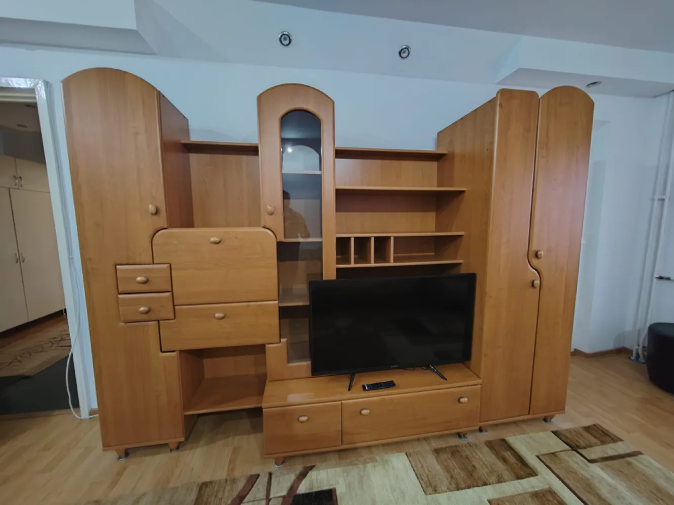 Apartament 2 camere, decomandat, etaj intermediar, zona Republicii, Ploiești - Catalina Anghel-broker imobiliar vă prezintă spre închiriere un apartament cu 2 camere, decomandat, situat la etajul 3 al unui bloc cu regim de înălțime p+4. Apartamentul se închiriază mobilat și utilat.Beneficiile acestui apartament sunt date de următoarele aspecte:- suprafata generoasa a apartamentului și compartimentarea acestuia;- balcon pe toată suprafața bucătăriei cu acces din living;- poziționarea acestuia la un etaj intermediar;- scară de bloc prevăzută cu interfon;- acces facil către punctele de interes ale orașului și mijloace de transport în comun.- disponibilitate imediată.Se dorește închirierea acestuia pe perioada lunga de timp.La închiriere se va achita o luna chiria in avans( 1500 lei), o luna contravaloarea chiriei cu titlul de garanție( 1500 lei) + 50% dintr-o luna de chirie( 750 lei)- comisionul agenției.Pentru detalii suplimentare și stabilirea unei vizionari, va invit sa ne contactați .