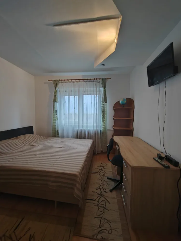 Apartament 2 camere, decomandat, etaj intermediar, zona Republicii, Ploiești - Catalina Anghel-broker imobiliar vă prezintă spre închiriere un apartament cu 2 camere, decomandat, situat la etajul 3 al unui bloc cu regim de înălțime p+4. Apartamentul se închiriază mobilat și utilat.Beneficiile acestui apartament sunt date de următoarele aspecte:- suprafata generoasa a apartamentului și compartimentarea acestuia;- balcon pe toată suprafața bucătăriei cu acces din living;- poziționarea acestuia la un etaj intermediar;- scară de bloc prevăzută cu interfon;- acces facil către punctele de interes ale orașului și mijloace de transport în comun.- disponibilitate imediată.Se dorește închirierea acestuia pe perioada lunga de timp.La închiriere se va achita o luna chiria in avans( 1500 lei), o luna contravaloarea chiriei cu titlul de garanție( 1500 lei) + 50% dintr-o luna de chirie( 750 lei)- comisionul agenției.Pentru detalii suplimentare și stabilirea unei vizionari, va invit sa ne contactați .