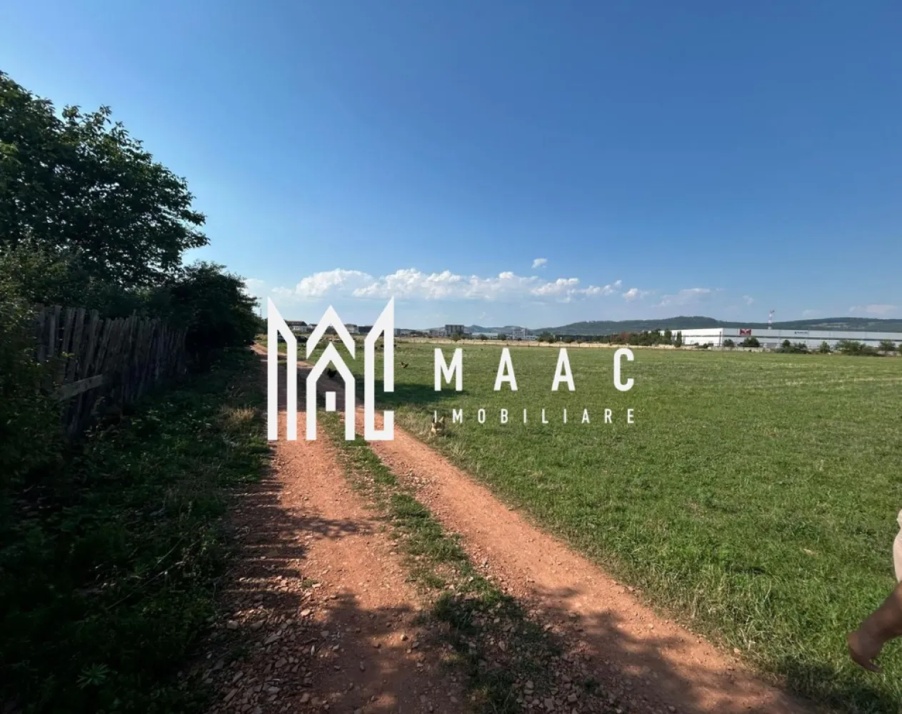 Teren 23.300 mp | 200 ml | Ideal dezvoltare rezidențială sau industrială - Maac Imobiliare vă propune spre vânzare un teren extravilan cu potențial deosebit, situat într-o zonă în plină dezvoltare. Cu o suprafață generoasă de 23.300 mp și o deschidere de aproximativ 200 metri liniari, acest teren este ideal atât pentru dezvoltarea unui cartier de blocuri, cât și pentru amenajarea unei zone industriale cu hale de producție sau depozitare.

 Caracteristici principale:

Suprafață: 23.300 mp

Deschidere la drum: ~200 ml

Regim: extravilan

Utilități: în apropiere (detalii la cerere)

Acces facil către drumuri principale

 Destinații posibile:

Cartier rezidențial cu blocuri

Parc logistic sau hale industriale

Alte investiții cu potențial ridicat

 Preț: 56 €/mp

O oportunitate excelentă pentru dezvoltatori și investitori care caută un teren cu poziție bună și deschidere generoasă.

Pentru mai multe informații sau pentru a programa o vizionare, nu ezitați să ne contactați, menționând ID-ul: CP2835260.