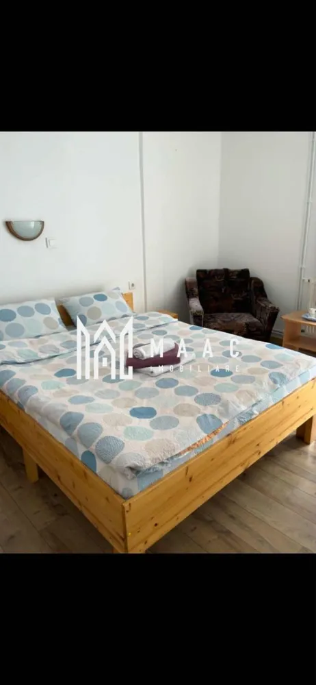 Pensiune I Poalele Munților Făgăraș I Cârțișoara, Sibiu - MAAC Imobiliare vă propune spre achiziție o afacere la cheie, situată într-una dintre cele mai turistice zone din România, la poarta de acces către Transfăgărășan. Proprietatea este cunoscută sub numele de "Complex Cazare Bâlea Transfăgărășan" și se vinde împreună cu întreaga structură a firmei (activitate continuă din 2016).

Detalii Afacere și Proprietate
Capacitate: 17 unități de cazare (în cele 2 corpuri principale), fiecare cu baie proprie.
Anexă suplimentară: 2 unități de cazare cu baie proprie (versatile: pot fi destinate turiștilor sau personalului).
Facilități: Sală de mese, bucătărie comună complet utilată, 2 terase la parter și 2 terase la etaj, zonă de grătar.
Teren: 1000 mp cu parcare privată inclusă.
Acces: Dublu (din DN7C și drum secundar), facilitând fluxul logistic și accesul turiștilor.
Stadiu: Renovare parțială realizată în 2023.
Eficiență și Dotări
Sistem termic: 2 centrale termice performante (lemne/peleți) și 2 camere tehnice aferente.
Operațional: Se vinde complet mobilată și utilată, permițând preluarea activității fără întrerupere.
Prezență online: Istoric solid pe platformele de rezervări (Booking) și vizibilitate pe social media (Instagram: @balea_transfagarasan ).
De ce să investiți în acest complex?
Afacere la cheie: Istoric de profitabilitate și activitate neîntreruptă din 2016.
Locație strategică: Poziționarea pe DN7C (Transfăgărășan) garantează un flux constant de turiști pe tot parcursul sezonului).
Flexibilitate: Infrastructura permite atât gestionarea ca pensiune turistică, cât și adaptarea pentru grupuri organizate sau team-building-uri.
Investiție sigură: Proprietatea este complet operațională, fiind gata de a genera venituri din prima zi de la preluare.
Informații Suplimentare
Dacă sunteți în căutarea unei investiții mature, cu o reputație consolidată în zona montană a județului Sibiu, această pensiune reprezintă opțiunea ideală.
Vă invităm să ne contactați pentru a discuta detaliile financiare, analiza indicatorilor de performanță (ROI, grad de ocupare) și pentru a programa o vizionare la locație. MAAC Imobiliare – Partenerul dumneavoastră în investiții imobiliare de succes.
Pentru mai multe detalii precizati telefonic ca ati vazut anuntul cu ID CP2965008