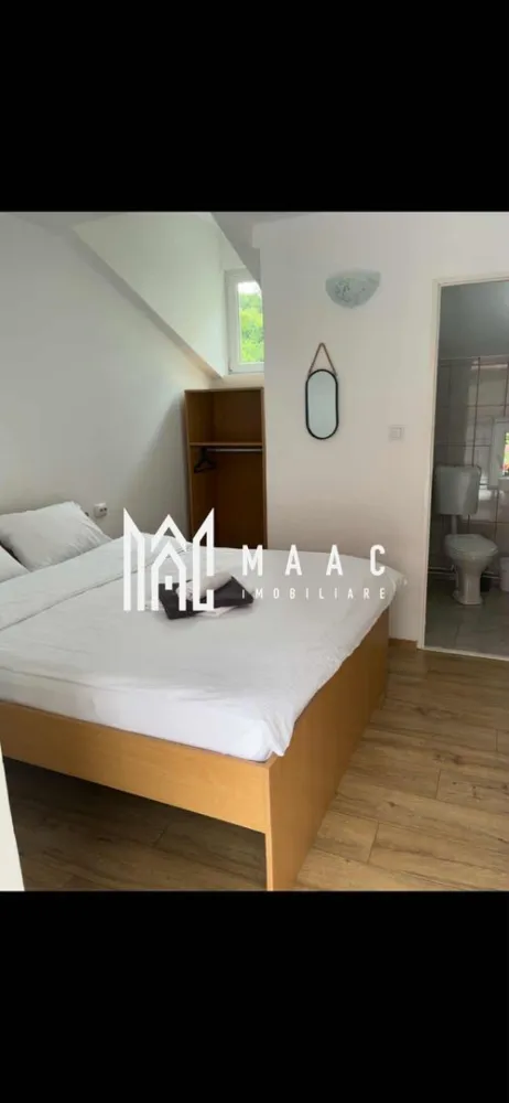 Pensiune I Poalele Munților Făgăraș I Cârțișoara, Sibiu - MAAC Imobiliare vă propune spre achiziție o afacere la cheie, situată într-una dintre cele mai turistice zone din România, la poarta de acces către Transfăgărășan. Proprietatea este cunoscută sub numele de "Complex Cazare Bâlea Transfăgărășan" și se vinde împreună cu întreaga structură a firmei (activitate continuă din 2016).

Detalii Afacere și Proprietate
Capacitate: 17 unități de cazare (în cele 2 corpuri principale), fiecare cu baie proprie.
Anexă suplimentară: 2 unități de cazare cu baie proprie (versatile: pot fi destinate turiștilor sau personalului).
Facilități: Sală de mese, bucătărie comună complet utilată, 2 terase la parter și 2 terase la etaj, zonă de grătar.
Teren: 1000 mp cu parcare privată inclusă.
Acces: Dublu (din DN7C și drum secundar), facilitând fluxul logistic și accesul turiștilor.
Stadiu: Renovare parțială realizată în 2023.
Eficiență și Dotări
Sistem termic: 2 centrale termice performante (lemne/peleți) și 2 camere tehnice aferente.
Operațional: Se vinde complet mobilată și utilată, permițând preluarea activității fără întrerupere.
Prezență online: Istoric solid pe platformele de rezervări (Booking) și vizibilitate pe social media (Instagram: @balea_transfagarasan ).
De ce să investiți în acest complex?
Afacere la cheie: Istoric de profitabilitate și activitate neîntreruptă din 2016.
Locație strategică: Poziționarea pe DN7C (Transfăgărășan) garantează un flux constant de turiști pe tot parcursul sezonului).
Flexibilitate: Infrastructura permite atât gestionarea ca pensiune turistică, cât și adaptarea pentru grupuri organizate sau team-building-uri.
Investiție sigură: Proprietatea este complet operațională, fiind gata de a genera venituri din prima zi de la preluare.
Informații Suplimentare
Dacă sunteți în căutarea unei investiții mature, cu o reputație consolidată în zona montană a județului Sibiu, această pensiune reprezintă opțiunea ideală.
Vă invităm să ne contactați pentru a discuta detaliile financiare, analiza indicatorilor de performanță (ROI, grad de ocupare) și pentru a programa o vizionare la locație. MAAC Imobiliare – Partenerul dumneavoastră în investiții imobiliare de succes.
Pentru mai multe detalii precizati telefonic ca ati vazut anuntul cu ID CP2965008