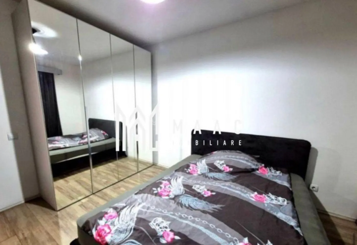 Apartament 2 camere I Parter I Mobilat,Utilat I Selimbar - MAAC IMOBILIARE va propune spre vânzare un apartament situat la parter în Selimbar , într-un bloc construit în 2007.
Apartamentul este mobilat și utilat complet ,foarte bine întreținut și pregătit pentru mutare imediată. Dispune de parcare pe CF ,balcon și este amplasat într-o zonă liniștită, în spate la restaurantul El Gringo Sibiu, cu acces rapid către oraș, magazine și alte puncte de interes.

Ideal pentru locuință proprie sau ca investiție pentru închiriere.

Pentru mai multe informații sau programarea unei vizionări precizați ca ați văzut anunțul cu ID CP2962536
