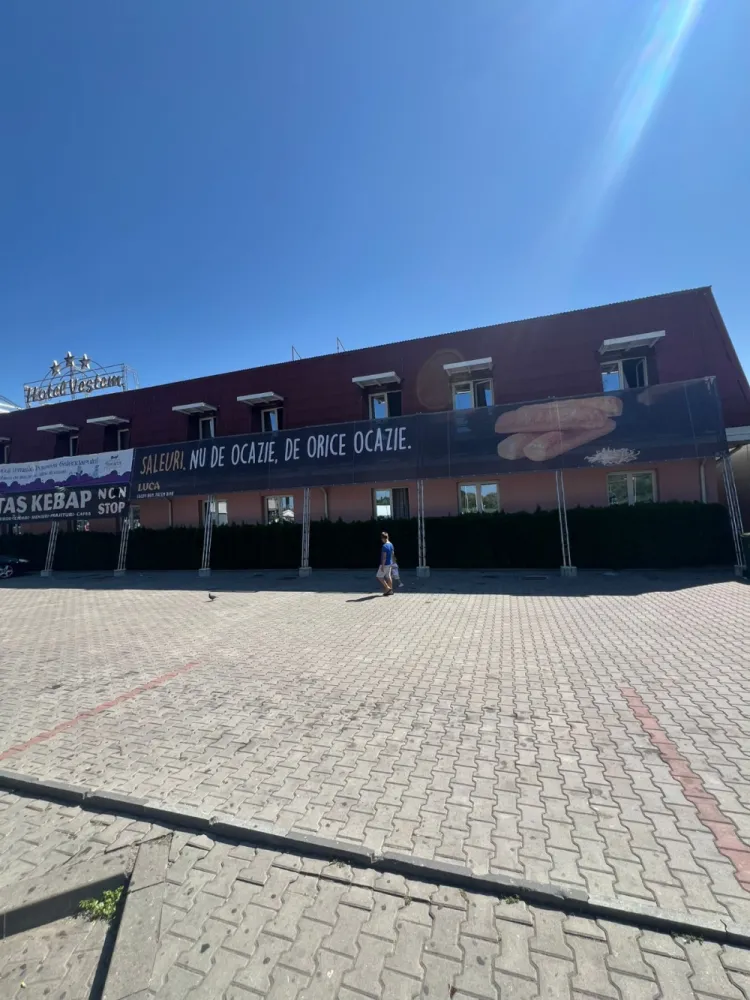 De vânzare – Hotel Veștem, Sibiu - O oportunitate unică de investiție în turism și HoReCa, amplasată strategic în localitatea Veștem, la doar 13 km de Sibiu și 17 km de Aeroportul Internațional Sibiu, cu acces direct din DN1–DN7. &nbsp;Detalii proprietate:Suprafață teren: 5.600 mpSuprafață utila: 1.700 mp25 camere spațioase, fiecare cu baie proprie2 apartamente cu baie proprieRestaurant cu 70 locuri + terasăBucătărie profesională de 200 mp, dotată cu camere frigorifice și congelatorAer condiționat, ferestre termopan, gresie, faianță, parchet, mocheta.Puncte comerciale destinate alimentației publice – închiriate, cu venit lunar de 12.000 € + încasările hotelului &nbsp;Utilități și dotări tehnice:Curent 300 kw + generator 220 kwPuț forat la mare adâncime pentru alimentare cu apăStație de epurare proprieCanalizare&nbsp;Avantaje investiționale:Poziționare excelentă pentru tranzit și turism, pe ruta DN1 – DN7Proprietatea se prezintă impecabil, foarte îngrijităGenerare de venit pasiv din chirii + activitate hotelieră și restaurantPotențial ridicat de dezvoltare ulterioară (evenimente, turism de business, extindere servicii)&nbsp;Preț de vânzare: 1.800.000 € &nbsp;Un hotel cu tradiție, bine întreținut, complet funcțional, care îmbină confortul modern cu un potențial excelent de profitabilitate.