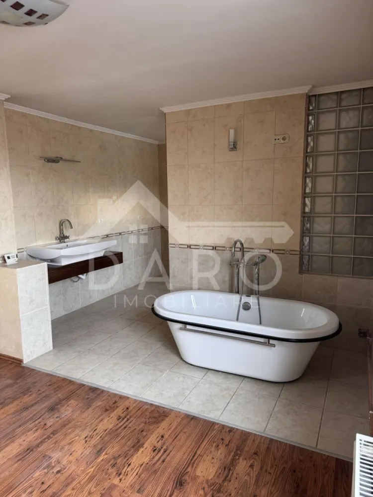 🏡 Apartament 2 camere de vânzare – Piața Teatrului | 100 000 € - 🏡 Apartament 2 camere de vânzare – Piața Teatrului | Centru | 43 mp | 100 000 € 
Se oferă spre vânzare apartament cu 2 camere, situat chiar în centrul orașului Târgu Mureș, în Piața Teatrului nr. 1, la etajul 9, cu vedere panoramică asupra orașului.
💰 Preț: 100.000 €
📐 Suprafață utilă: 43 mp
🏢 Etaj: 9
✔ poziție ultracentrală
Compartimentare:
✔ living
✔ dormitor
✔ bucătărie
✔ baie
✔ hol
Dotări și utilități:
✔ geamuri termopan
✔ finisaje moderne – gresie, faianță, parchet
✔ centrală termică
✔ baie spațioasă cu cadă freestanding
✔ apartament luminos, cu vedere asupra orașului
Avantaje:
📍 locație ultracentrală – Piața Teatrului
📍 aproape de restaurante, cafenele și magazine
📍 acces rapid la transport public
📍 ideal pentru locuință sau investiție
💎 O proprietate rară, situată chiar în inima orașului, perfectă pentru cei care își doresc să locuiască în centru sau să facă o investiție sigură.
🤝 Proprietate promovată prin DARO Imobiliare
💳 Pentru achiziție, prin Kiwi Finance beneficiezi de:
✔ analiză GRATUITĂ a eligibilității
✔ acces la oferte de la peste 12 bănci
✔ negocierea dobânzii în favoarea ta
✔ suport complet până la semnarea contractului
📞 Detalii și vizionări:
Coman Maria – DARO Imobiliare & Kiwi Finance
📱 0749 535 729
🔑 DARO Imobiliare – găsim proprietatea potrivită.
💳 Kiwi Finance – obținem creditul pentru a o cumpăra.