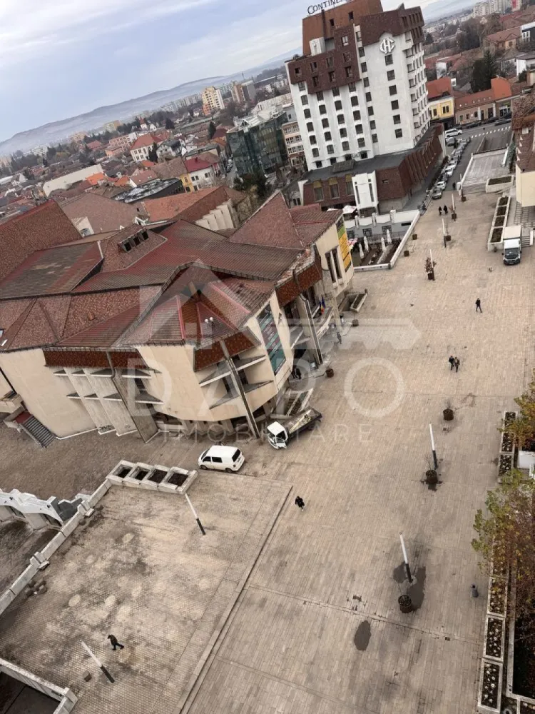 🏡 Apartament 2 camere de vânzare – Piața Teatrului | 100 000 € - 🏡 Apartament 2 camere de vânzare – Piața Teatrului | Centru | 43 mp | 100 000 € 
Se oferă spre vânzare apartament cu 2 camere, situat chiar în centrul orașului Târgu Mureș, în Piața Teatrului nr. 1, la etajul 9, cu vedere panoramică asupra orașului.
💰 Preț: 100.000 €
📐 Suprafață utilă: 43 mp
🏢 Etaj: 9
✔ poziție ultracentrală
Compartimentare:
✔ living
✔ dormitor
✔ bucătărie
✔ baie
✔ hol
Dotări și utilități:
✔ geamuri termopan
✔ finisaje moderne – gresie, faianță, parchet
✔ centrală termică
✔ baie spațioasă cu cadă freestanding
✔ apartament luminos, cu vedere asupra orașului
Avantaje:
📍 locație ultracentrală – Piața Teatrului
📍 aproape de restaurante, cafenele și magazine
📍 acces rapid la transport public
📍 ideal pentru locuință sau investiție
💎 O proprietate rară, situată chiar în inima orașului, perfectă pentru cei care își doresc să locuiască în centru sau să facă o investiție sigură.
🤝 Proprietate promovată prin DARO Imobiliare
💳 Pentru achiziție, prin Kiwi Finance beneficiezi de:
✔ analiză GRATUITĂ a eligibilității
✔ acces la oferte de la peste 12 bănci
✔ negocierea dobânzii în favoarea ta
✔ suport complet până la semnarea contractului
📞 Detalii și vizionări:
Coman Maria – DARO Imobiliare & Kiwi Finance
📱 0749 535 729
🔑 DARO Imobiliare – găsim proprietatea potrivită.
💳 Kiwi Finance – obținem creditul pentru a o cumpăra.