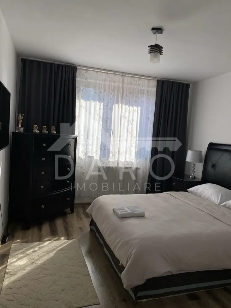 Inchiriez Apartament 2camere Acta Residence - 🏡 Apartament 2 camere de închiriat – Acta Residence | Tudor | 430 €/lună
DARO IMOBILIARE oferă spre închiriere apartament modern cu 2 camere, situat în cartierul Tudor, în complexul rezidențial Acta Residence, una dintre zonele foarte apreciate din Târgu Mureș.
💰 Chirie: 430 €/lună
✔ apartament complet mobilat și utilat
✔ complex rezidențial modern
✔ închiriere pe termen lung
Compartimentare:
✔ living spațios și luminos
✔ dormitor matrimonial
✔ bucătărie complet utilată
✔ baie
✔ hol
Dotări și utilități:
✔ Smart TV
✔ mașină de spălat rufe
✔ frigider
✔ cuptor + plită
✔ mobilier modern
✔ spații generoase de depozitare
Siguranță și confort:
✔ camere de supraveghere pe casa scării
✔ pază asigurată pe timpul nopții în complex
Avantaje locație:
📍 cartier Tudor – Acta Residence
📍 aproape de Kaufland și Lidl
📍 Piața de zi în apropiere
📍 stații de autobuz la câteva minute
💎 Un apartament modern, luminos și bine poziționat, ideal pentru persoane care își doresc confort într-un complex rezidențial nou.
🤝 Proprietate promovată prin DARO Imobiliare
💳 Pentru achiziție, prin Kiwi Finance beneficiezi de:
✔ analiză GRATUITĂ a eligibilității
✔ acces la oferte de la peste 12 bănci
✔ negocierea dobânzii în favoarea ta
✔ suport complet până la semnarea contractului
📞 Detalii și vizionări:
Coman Maria – DARO Imobiliare & Kiwi Finance
📱 0749 535 729
🔑 DARO Imobiliare – găsim proprietatea potrivită.
💳 Kiwi Finance – obținem creditul pentru a o cumpăra