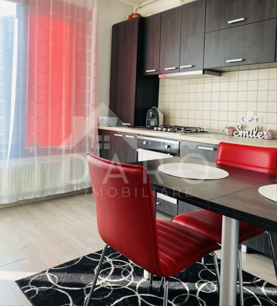 Inchiriez Apartament 2camere Acta Residence - 🏡 Apartament 2 camere de închiriat – Acta Residence | Tudor | 430 €/lună
DARO IMOBILIARE oferă spre închiriere apartament modern cu 2 camere, situat în cartierul Tudor, în complexul rezidențial Acta Residence, una dintre zonele foarte apreciate din Târgu Mureș.
💰 Chirie: 430 €/lună
✔ apartament complet mobilat și utilat
✔ complex rezidențial modern
✔ închiriere pe termen lung
Compartimentare:
✔ living spațios și luminos
✔ dormitor matrimonial
✔ bucătărie complet utilată
✔ baie
✔ hol
Dotări și utilități:
✔ Smart TV
✔ mașină de spălat rufe
✔ frigider
✔ cuptor + plită
✔ mobilier modern
✔ spații generoase de depozitare
Siguranță și confort:
✔ camere de supraveghere pe casa scării
✔ pază asigurată pe timpul nopții în complex
Avantaje locație:
📍 cartier Tudor – Acta Residence
📍 aproape de Kaufland și Lidl
📍 Piața de zi în apropiere
📍 stații de autobuz la câteva minute
💎 Un apartament modern, luminos și bine poziționat, ideal pentru persoane care își doresc confort într-un complex rezidențial nou.
🤝 Proprietate promovată prin DARO Imobiliare
💳 Pentru achiziție, prin Kiwi Finance beneficiezi de:
✔ analiză GRATUITĂ a eligibilității
✔ acces la oferte de la peste 12 bănci
✔ negocierea dobânzii în favoarea ta
✔ suport complet până la semnarea contractului
📞 Detalii și vizionări:
Coman Maria – DARO Imobiliare & Kiwi Finance
📱 0749 535 729
🔑 DARO Imobiliare – găsim proprietatea potrivită.
💳 Kiwi Finance – obținem creditul pentru a o cumpăra