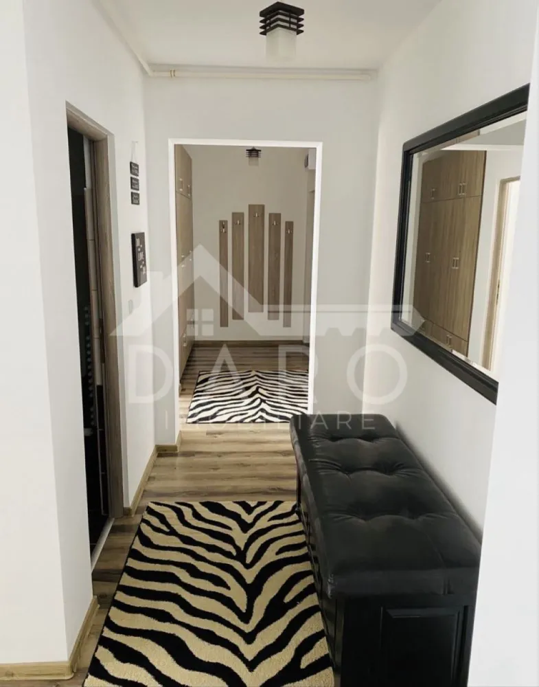 Inchiriez Apartament 2camere Acta Residence - 🏡 Apartament 2 camere de închiriat – Acta Residence | Tudor | 430 €/lună
DARO IMOBILIARE oferă spre închiriere apartament modern cu 2 camere, situat în cartierul Tudor, în complexul rezidențial Acta Residence, una dintre zonele foarte apreciate din Târgu Mureș.
💰 Chirie: 430 €/lună
✔ apartament complet mobilat și utilat
✔ complex rezidențial modern
✔ închiriere pe termen lung
Compartimentare:
✔ living spațios și luminos
✔ dormitor matrimonial
✔ bucătărie complet utilată
✔ baie
✔ hol
Dotări și utilități:
✔ Smart TV
✔ mașină de spălat rufe
✔ frigider
✔ cuptor + plită
✔ mobilier modern
✔ spații generoase de depozitare
Siguranță și confort:
✔ camere de supraveghere pe casa scării
✔ pază asigurată pe timpul nopții în complex
Avantaje locație:
📍 cartier Tudor – Acta Residence
📍 aproape de Kaufland și Lidl
📍 Piața de zi în apropiere
📍 stații de autobuz la câteva minute
💎 Un apartament modern, luminos și bine poziționat, ideal pentru persoane care își doresc confort într-un complex rezidențial nou.
🤝 Proprietate promovată prin DARO Imobiliare
💳 Pentru achiziție, prin Kiwi Finance beneficiezi de:
✔ analiză GRATUITĂ a eligibilității
✔ acces la oferte de la peste 12 bănci
✔ negocierea dobânzii în favoarea ta
✔ suport complet până la semnarea contractului
📞 Detalii și vizionări:
Coman Maria – DARO Imobiliare & Kiwi Finance
📱 0749 535 729
🔑 DARO Imobiliare – găsim proprietatea potrivită.
💳 Kiwi Finance – obținem creditul pentru a o cumpăra