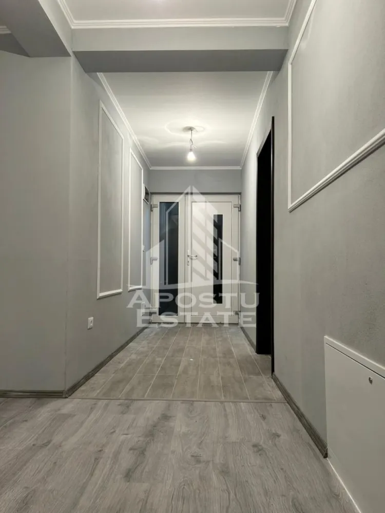 Casa individuala pe parter, 4 camere si 2 bai, 530 mp teren - APOSTU ESTATE va ofera spre vanzare o casa individuala moderna, situata in judetul Timis, localitatea Parta, la doar 15 minute de Shopping City Timisoara, intr-o zona in plina dezvoltare, cu acces facil la scoala cu clasele I–VIII, gradinita cu program prelungit, spatii comerciale, parcuri si mijloace de transport in comun.

Proprietatea dispune de un teren generos de 530 mp si o suprafata utila de 104 mp, fiind pozitionata intr-un cartier nou de case, cu o comunitate tanara, linistita si bine organizata. Casa se afla la strada asfaltata si beneficiaza de toate utilitatile: apa de la retea, curent, gaz, canalizare si iluminat public.

Locuinta este gandita dupa un proiect modern, cu dormitoare spatioase, baie matrimoniala, ferestre ample pentru un plus de luminozitate si o terasa de aproximativ 15 mp. Confortul termic este asigurat prin centrala proprie pe gaz, incalzire in pardoseala si termostat ambiental in fiecare camera, cu control prin Wi-Fi Siemens.

Detaliile tehnice sunt de cea mai buna calitate, incluzand tamplarie PVC Salamander, geamuri tripan 4 anotimpuri gri antracit, usa de intrare dubla cu panou izolant, iluminat exterior complet, zidarie realizata integral cu caramida de 25 cm, izolatie exterioara de 10 cm EPS 80, tavan izolat cu vata si folie de aluminiu, acoperis cu folie anticondens, tigla de beton gri antracit, pod inchis cu astereala si burlane Bilka de 0.6 mm grosime.

Compartimentarea este eficienta si bine gandita, cu dormitor matrimonial de aproximativ 18 mp cu baie proprie (prevazuta cu wc suspendat si doua lavoare), doua dormitoare secundare de aproximativ 18 si 19 mp, baie cu dus si geam, living open-space cu bucatarie de 25 mp, debara si pod accesibil prin scara rabatabila, ideal pentru depozitare.

Casa se va preda complet finalizata, la cheie, in luna mai 2026, reprezentand o oportunitate excelenta pentru cei care cauta o locuinta moderna, bine construita si pozitionata intr-o zona cu acces rapid catre Timisoara.

Agentia imobiliara Apostu Estate va ofera consultanta bancara gratuita prin intermediul colaboratorilor nostri pentru alegerea celui mai potrivit tip de credit, astfel incat tu sa devi noul proprietar al acestui apartament.
Va asteptam cu drag la o vizionare!
