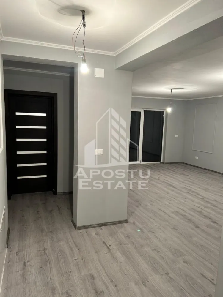 Casa individuala pe parter, 4 camere si 2 bai, 530 mp teren - APOSTU ESTATE va ofera spre vanzare o casa individuala moderna, situata in judetul Timis, localitatea Parta, la doar 15 minute de Shopping City Timisoara, intr-o zona in plina dezvoltare, cu acces facil la scoala cu clasele I–VIII, gradinita cu program prelungit, spatii comerciale, parcuri si mijloace de transport in comun.

Proprietatea dispune de un teren generos de 530 mp si o suprafata utila de 104 mp, fiind pozitionata intr-un cartier nou de case, cu o comunitate tanara, linistita si bine organizata. Casa se afla la strada asfaltata si beneficiaza de toate utilitatile: apa de la retea, curent, gaz, canalizare si iluminat public.

Locuinta este gandita dupa un proiect modern, cu dormitoare spatioase, baie matrimoniala, ferestre ample pentru un plus de luminozitate si o terasa de aproximativ 15 mp. Confortul termic este asigurat prin centrala proprie pe gaz, incalzire in pardoseala si termostat ambiental in fiecare camera, cu control prin Wi-Fi Siemens.

Detaliile tehnice sunt de cea mai buna calitate, incluzand tamplarie PVC Salamander, geamuri tripan 4 anotimpuri gri antracit, usa de intrare dubla cu panou izolant, iluminat exterior complet, zidarie realizata integral cu caramida de 25 cm, izolatie exterioara de 10 cm EPS 80, tavan izolat cu vata si folie de aluminiu, acoperis cu folie anticondens, tigla de beton gri antracit, pod inchis cu astereala si burlane Bilka de 0.6 mm grosime.

Compartimentarea este eficienta si bine gandita, cu dormitor matrimonial de aproximativ 18 mp cu baie proprie (prevazuta cu wc suspendat si doua lavoare), doua dormitoare secundare de aproximativ 18 si 19 mp, baie cu dus si geam, living open-space cu bucatarie de 25 mp, debara si pod accesibil prin scara rabatabila, ideal pentru depozitare.

Casa se va preda complet finalizata, la cheie, in luna mai 2026, reprezentand o oportunitate excelenta pentru cei care cauta o locuinta moderna, bine construita si pozitionata intr-o zona cu acces rapid catre Timisoara.

Agentia imobiliara Apostu Estate va ofera consultanta bancara gratuita prin intermediul colaboratorilor nostri pentru alegerea celui mai potrivit tip de credit, astfel incat tu sa devi noul proprietar al acestui apartament.
Va asteptam cu drag la o vizionare!