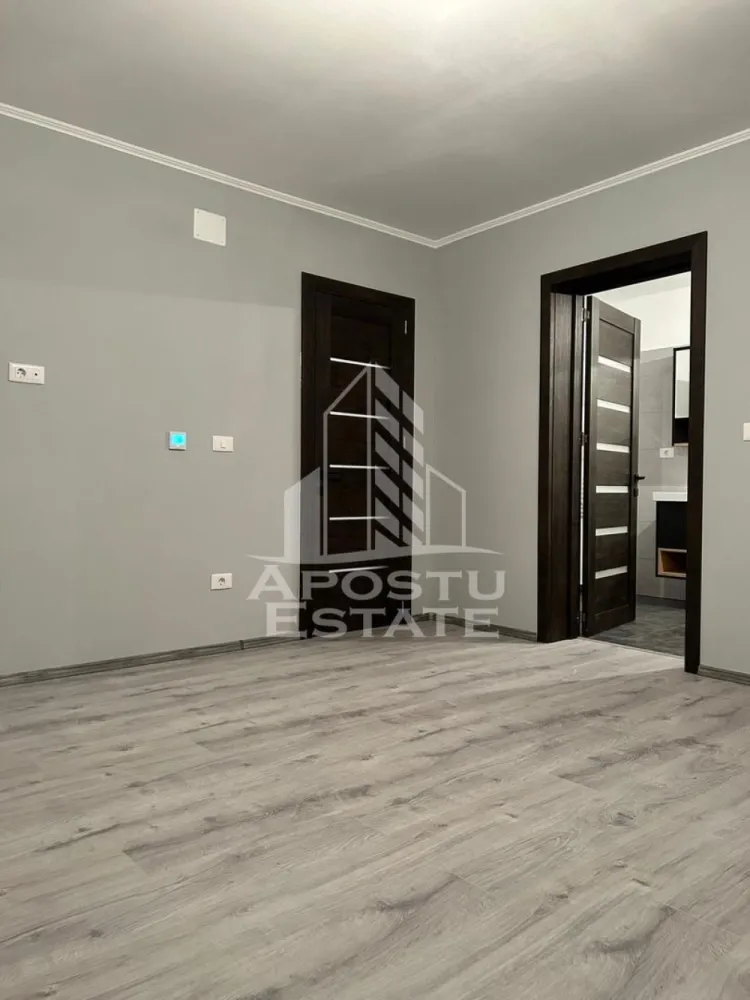Casa individuala pe parter, 4 camere si 2 bai, 530 mp teren - APOSTU ESTATE va ofera spre vanzare o casa individuala moderna, situata in judetul Timis, localitatea Parta, la doar 15 minute de Shopping City Timisoara, intr-o zona in plina dezvoltare, cu acces facil la scoala cu clasele I–VIII, gradinita cu program prelungit, spatii comerciale, parcuri si mijloace de transport in comun.

Proprietatea dispune de un teren generos de 530 mp si o suprafata utila de 104 mp, fiind pozitionata intr-un cartier nou de case, cu o comunitate tanara, linistita si bine organizata. Casa se afla la strada asfaltata si beneficiaza de toate utilitatile: apa de la retea, curent, gaz, canalizare si iluminat public.

Locuinta este gandita dupa un proiect modern, cu dormitoare spatioase, baie matrimoniala, ferestre ample pentru un plus de luminozitate si o terasa de aproximativ 15 mp. Confortul termic este asigurat prin centrala proprie pe gaz, incalzire in pardoseala si termostat ambiental in fiecare camera, cu control prin Wi-Fi Siemens.

Detaliile tehnice sunt de cea mai buna calitate, incluzand tamplarie PVC Salamander, geamuri tripan 4 anotimpuri gri antracit, usa de intrare dubla cu panou izolant, iluminat exterior complet, zidarie realizata integral cu caramida de 25 cm, izolatie exterioara de 10 cm EPS 80, tavan izolat cu vata si folie de aluminiu, acoperis cu folie anticondens, tigla de beton gri antracit, pod inchis cu astereala si burlane Bilka de 0.6 mm grosime.

Compartimentarea este eficienta si bine gandita, cu dormitor matrimonial de aproximativ 18 mp cu baie proprie (prevazuta cu wc suspendat si doua lavoare), doua dormitoare secundare de aproximativ 18 si 19 mp, baie cu dus si geam, living open-space cu bucatarie de 25 mp, debara si pod accesibil prin scara rabatabila, ideal pentru depozitare.

Casa se va preda complet finalizata, la cheie, in luna mai 2026, reprezentand o oportunitate excelenta pentru cei care cauta o locuinta moderna, bine construita si pozitionata intr-o zona cu acces rapid catre Timisoara.

Agentia imobiliara Apostu Estate va ofera consultanta bancara gratuita prin intermediul colaboratorilor nostri pentru alegerea celui mai potrivit tip de credit, astfel incat tu sa devi noul proprietar al acestui apartament.
Va asteptam cu drag la o vizionare!
