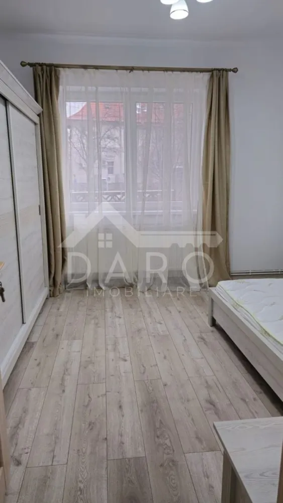 Chirie, apartament 2 camere, Gh Marinescu, UMF, - 🏡 Apartament modern 2 camere de închiriat – aproape de UMF Târgu Mureș
Vrei să locuiești aproape de UMF?
Acest apartament modern, recent renovat complet, poate fi noua ta locuință.
Apartamentul este spațios, luminos și foarte bine compartimentat, fiind ideal pentru studenți, rezidenți sau un cuplu care își dorește confort și o locație bună.
📐 Compartimentare:
✔ living spațios
✔ dormitor matrimonial
✔ bucătărie complet utilată
✔ baie modernă cu duș walk-in
✔ cămară pentru depozitare
✔ hol generos
🔹 Dotări:
✔ mașină de spălat rufe
✔ uscător de rufe
✔ plită electrică
✔ cuptor cu microunde
✔ frigider
✔ centrală electrică
✔ apartament recent renovat complet
📍 Localizare foarte bună – aproape de UMF Târgu Mureș, magazine, transport public și alte puncte de interes.
💰 Chirie: 500 euro / lună
📞 Detalii și vizionări:
Coman Maria – DARO Imobiliare
📱 0749 535 729
🔑 DARO Imobiliare – găsim proprietatea potrivită.