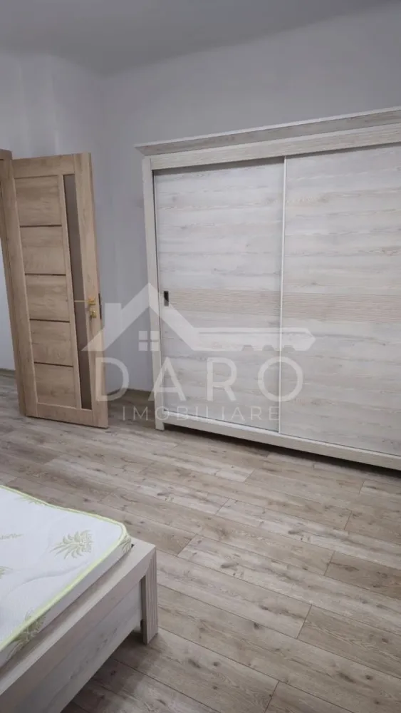 Chirie, apartament 2 camere, Gh Marinescu, UMF, - 🏡 Apartament modern 2 camere de închiriat – aproape de UMF Târgu Mureș
Vrei să locuiești aproape de UMF?
Acest apartament modern, recent renovat complet, poate fi noua ta locuință.
Apartamentul este spațios, luminos și foarte bine compartimentat, fiind ideal pentru studenți, rezidenți sau un cuplu care își dorește confort și o locație bună.
📐 Compartimentare:
✔ living spațios
✔ dormitor matrimonial
✔ bucătărie complet utilată
✔ baie modernă cu duș walk-in
✔ cămară pentru depozitare
✔ hol generos
🔹 Dotări:
✔ mașină de spălat rufe
✔ uscător de rufe
✔ plită electrică
✔ cuptor cu microunde
✔ frigider
✔ centrală electrică
✔ apartament recent renovat complet
📍 Localizare foarte bună – aproape de UMF Târgu Mureș, magazine, transport public și alte puncte de interes.
💰 Chirie: 500 euro / lună
📞 Detalii și vizionări:
Coman Maria – DARO Imobiliare
📱 0749 535 729
🔑 DARO Imobiliare – găsim proprietatea potrivită.