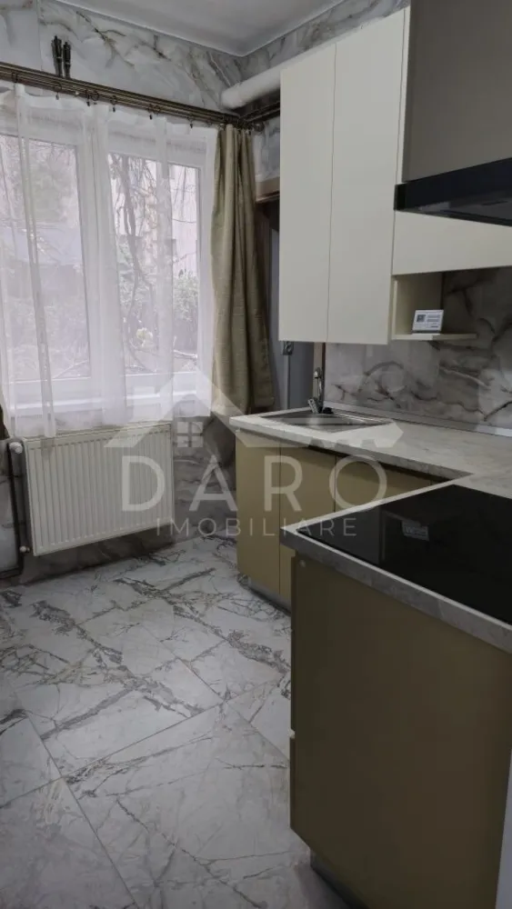 Chirie, apartament 2 camere, Gh Marinescu, UMF, - 🏡 Apartament modern 2 camere de închiriat – aproape de UMF Târgu Mureș
Vrei să locuiești aproape de UMF?
Acest apartament modern, recent renovat complet, poate fi noua ta locuință.
Apartamentul este spațios, luminos și foarte bine compartimentat, fiind ideal pentru studenți, rezidenți sau un cuplu care își dorește confort și o locație bună.
📐 Compartimentare:
✔ living spațios
✔ dormitor matrimonial
✔ bucătărie complet utilată
✔ baie modernă cu duș walk-in
✔ cămară pentru depozitare
✔ hol generos
🔹 Dotări:
✔ mașină de spălat rufe
✔ uscător de rufe
✔ plită electrică
✔ cuptor cu microunde
✔ frigider
✔ centrală electrică
✔ apartament recent renovat complet
📍 Localizare foarte bună – aproape de UMF Târgu Mureș, magazine, transport public și alte puncte de interes.
💰 Chirie: 500 euro / lună
📞 Detalii și vizionări:
Coman Maria – DARO Imobiliare
📱 0749 535 729
🔑 DARO Imobiliare – găsim proprietatea potrivită.