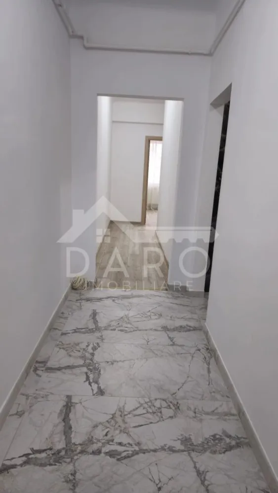 Chirie, apartament 2 camere, Gh Marinescu, UMF, - 🏡 Apartament modern 2 camere de închiriat – aproape de UMF Târgu Mureș
Vrei să locuiești aproape de UMF?
Acest apartament modern, recent renovat complet, poate fi noua ta locuință.
Apartamentul este spațios, luminos și foarte bine compartimentat, fiind ideal pentru studenți, rezidenți sau un cuplu care își dorește confort și o locație bună.
📐 Compartimentare:
✔ living spațios
✔ dormitor matrimonial
✔ bucătărie complet utilată
✔ baie modernă cu duș walk-in
✔ cămară pentru depozitare
✔ hol generos
🔹 Dotări:
✔ mașină de spălat rufe
✔ uscător de rufe
✔ plită electrică
✔ cuptor cu microunde
✔ frigider
✔ centrală electrică
✔ apartament recent renovat complet
📍 Localizare foarte bună – aproape de UMF Târgu Mureș, magazine, transport public și alte puncte de interes.
💰 Chirie: 500 euro / lună
📞 Detalii și vizionări:
Coman Maria – DARO Imobiliare
📱 0749 535 729
🔑 DARO Imobiliare – găsim proprietatea potrivită.