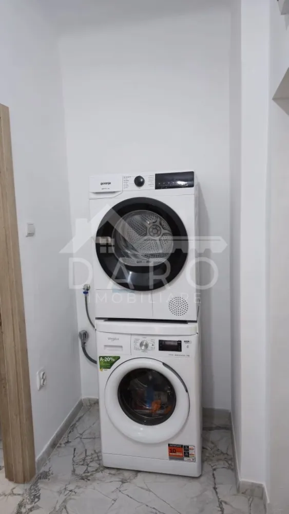 Chirie, apartament 2 camere, Gh Marinescu, UMF, - 🏡 Apartament modern 2 camere de închiriat – aproape de UMF Târgu Mureș
Vrei să locuiești aproape de UMF?
Acest apartament modern, recent renovat complet, poate fi noua ta locuință.
Apartamentul este spațios, luminos și foarte bine compartimentat, fiind ideal pentru studenți, rezidenți sau un cuplu care își dorește confort și o locație bună.
📐 Compartimentare:
✔ living spațios
✔ dormitor matrimonial
✔ bucătărie complet utilată
✔ baie modernă cu duș walk-in
✔ cămară pentru depozitare
✔ hol generos
🔹 Dotări:
✔ mașină de spălat rufe
✔ uscător de rufe
✔ plită electrică
✔ cuptor cu microunde
✔ frigider
✔ centrală electrică
✔ apartament recent renovat complet
📍 Localizare foarte bună – aproape de UMF Târgu Mureș, magazine, transport public și alte puncte de interes.
💰 Chirie: 500 euro / lună
📞 Detalii și vizionări:
Coman Maria – DARO Imobiliare
📱 0749 535 729
🔑 DARO Imobiliare – găsim proprietatea potrivită.
