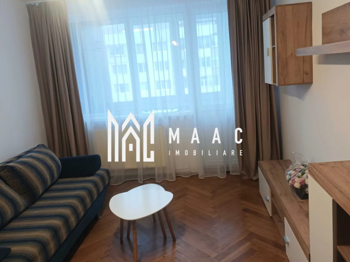 Apartament 2 Camere / 56 MPU / Bulevardul Mihai Viteazul - MAAC Imobiliare vă propune spre închiriere un apartament decomandat cu 2 camere, situat pe Bulevardul Mihai Viteazul.

Locuința se închiriază complet mobilată și utilată, conform fotografiilor, fiind pregătită pentru mutare imediată.

Compartimentare
 • living
 • dormitor
 • bucătărie
 • baie
 • hol

Avantaje ale zonei
 • acces rapid către magazine, farmacii și bănci
 • școli și grădinițe în apropiere
 • stații de autobuz la câteva minute de mers pe jos
 • zonă foarte bine conectată la principalele puncte de interes din orașul Sibiu

Preț: 370 € / lună
Garanție: echivalentul unei chirii.

Pentru mai multe detalii sau pentru programarea unei vizionări, vă rugăm să ne contactați și să menționați ID-ul proprietății: CP2956389.