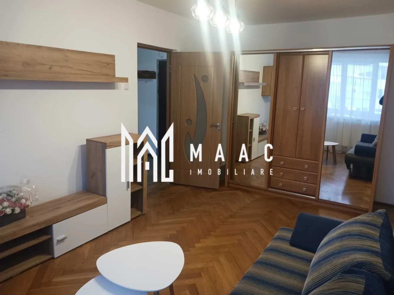 Apartament 2 Camere / 56 MPU / Bulevardul Mihai Viteazul - MAAC Imobiliare vă propune spre închiriere un apartament decomandat cu 2 camere, situat pe Bulevardul Mihai Viteazul.

Locuința se închiriază complet mobilată și utilată, conform fotografiilor, fiind pregătită pentru mutare imediată.

Compartimentare
 • living
 • dormitor
 • bucătărie
 • baie
 • hol

Avantaje ale zonei
 • acces rapid către magazine, farmacii și bănci
 • școli și grădinițe în apropiere
 • stații de autobuz la câteva minute de mers pe jos
 • zonă foarte bine conectată la principalele puncte de interes din orașul Sibiu

Preț: 370 € / lună
Garanție: echivalentul unei chirii.

Pentru mai multe detalii sau pentru programarea unei vizionări, vă rugăm să ne contactați și să menționați ID-ul proprietății: CP2956389.