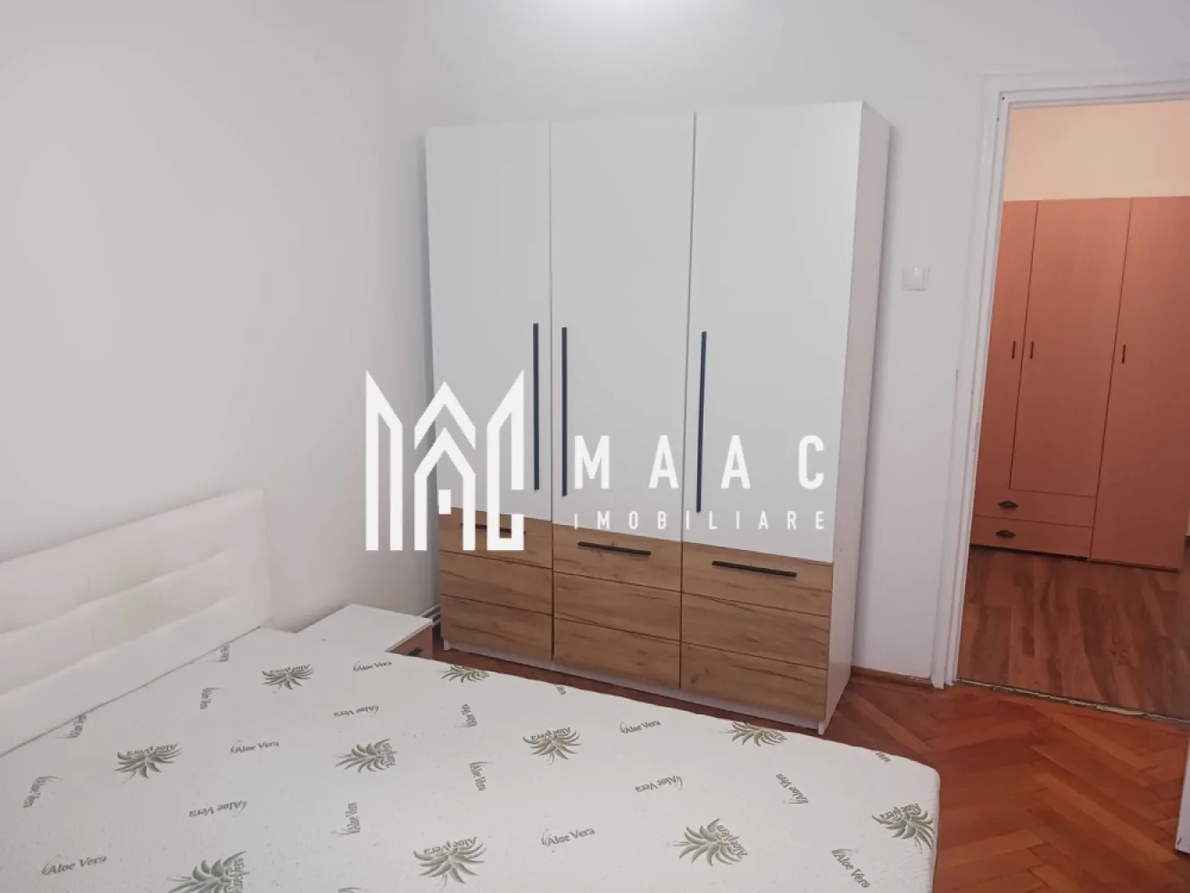Apartament 2 Camere / 56 MPU / Bulevardul Mihai Viteazul - MAAC Imobiliare vă propune spre închiriere un apartament decomandat cu 2 camere, situat pe Bulevardul Mihai Viteazul.

Locuința se închiriază complet mobilată și utilată, conform fotografiilor, fiind pregătită pentru mutare imediată.

Compartimentare
 • living
 • dormitor
 • bucătărie
 • baie
 • hol

Avantaje ale zonei
 • acces rapid către magazine, farmacii și bănci
 • școli și grădinițe în apropiere
 • stații de autobuz la câteva minute de mers pe jos
 • zonă foarte bine conectată la principalele puncte de interes din orașul Sibiu

Preț: 370 € / lună
Garanție: echivalentul unei chirii.

Pentru mai multe detalii sau pentru programarea unei vizionări, vă rugăm să ne contactați și să menționați ID-ul proprietății: CP2956389.