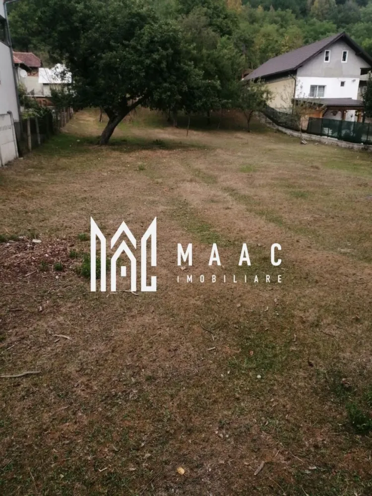 Teren Intravilan 10.000 mp | Livadă + Pădure de salcâm | Bărbătești - Maac Imobiliare prezintă spre vânzare un teren intravilan generos, situat în comuna Bărbătești, la câțiva kilometri de Râmnicu Vâlcea, într-o zonă liniștită și locuită.

 Suprafață totală: 10.000 mp

4.000 mp livadă

6.000 mp pădure de salcâm

 Caracteristici:

Intravilan, pretabil pentru construcția unei case 

Situat între case, zonă locuită și sigură

Deschidere la drum asfaltat, acces facil

Utilități: apă de la rețea disponibilă

Cadru natural deosebit, liniște și aer curat

Pentru mai multe detalii, vă rugăm să menționați telefonic ID-ul anunțului: CP2835255