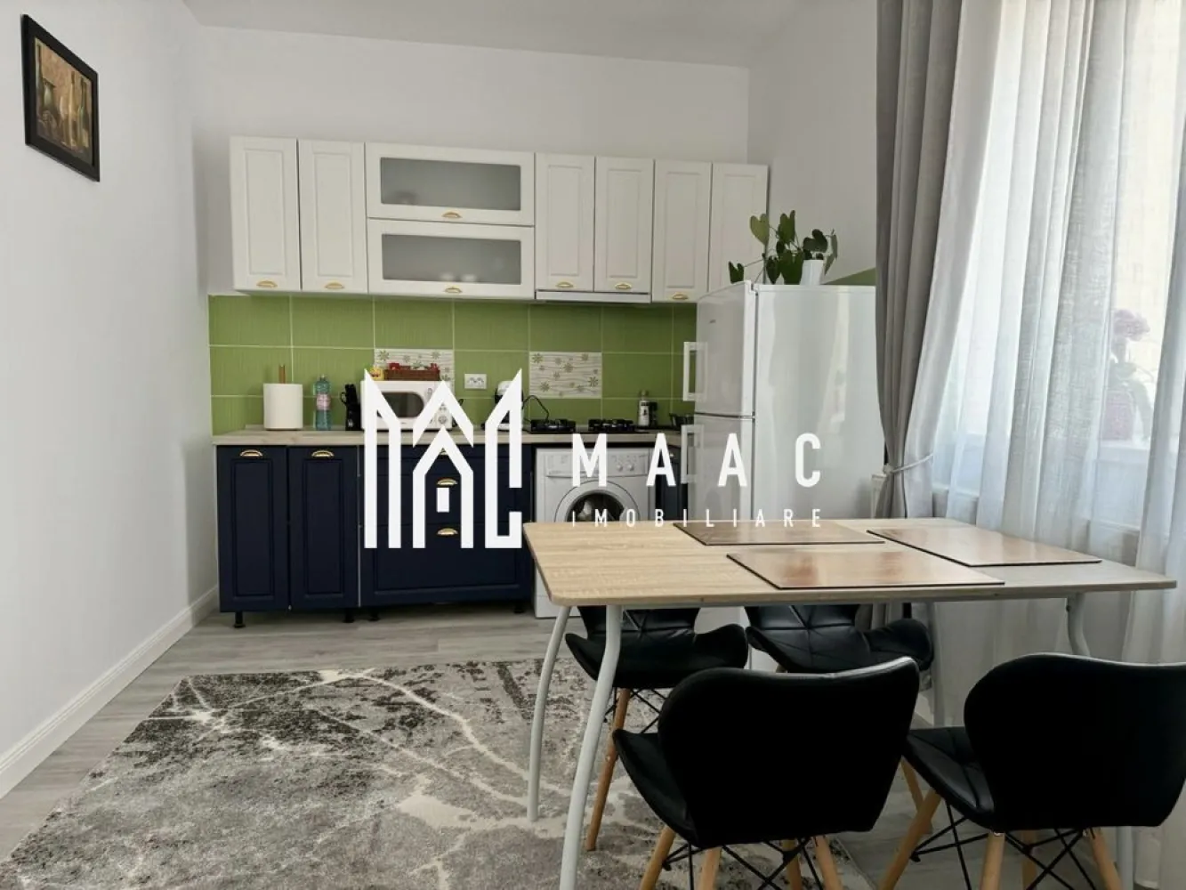 Apartamente 3 camere | Parcare | 105 MP | Zonă Centrală - MAAC Imobiliare vă propune spre vânzare două apartamente situate la casă, într-o zonă centrală a orașului Sibiu, într-o locație ideală atât pentru locuire, cât și pentru activități profesionale.

Proprietățile sunt înscrise pe același CF și pot fi utilizate pentru locuință, cabinet medical, sediu de firmă, birouri sau alte activități, beneficiind de vizibilitate bună datorită geamurilor orientate către stradă.

Imobilele se află într-o stare foarte bună și nu necesită investiții suplimentare. Acoperișul este nou, clădirea beneficiază de izolație termică exterioară, iar interiorul a fost complet renovat.

Proprietatea dispune, de asemenea, de pivniță, loc de parcare și o cotă parte de 33% din curtea comună, oferind spațiu suplimentar și confort.

Zona centrală reprezintă un avantaj important, cu acces rapid către instituții, magazine, restaurante, transport public și principalele puncte de interes ale orașului.

Pentru mai multe detalii sau pentru a programa o vizionare, vă rugăm să ne contactați.
Specificați ID-ul CP2959701.
