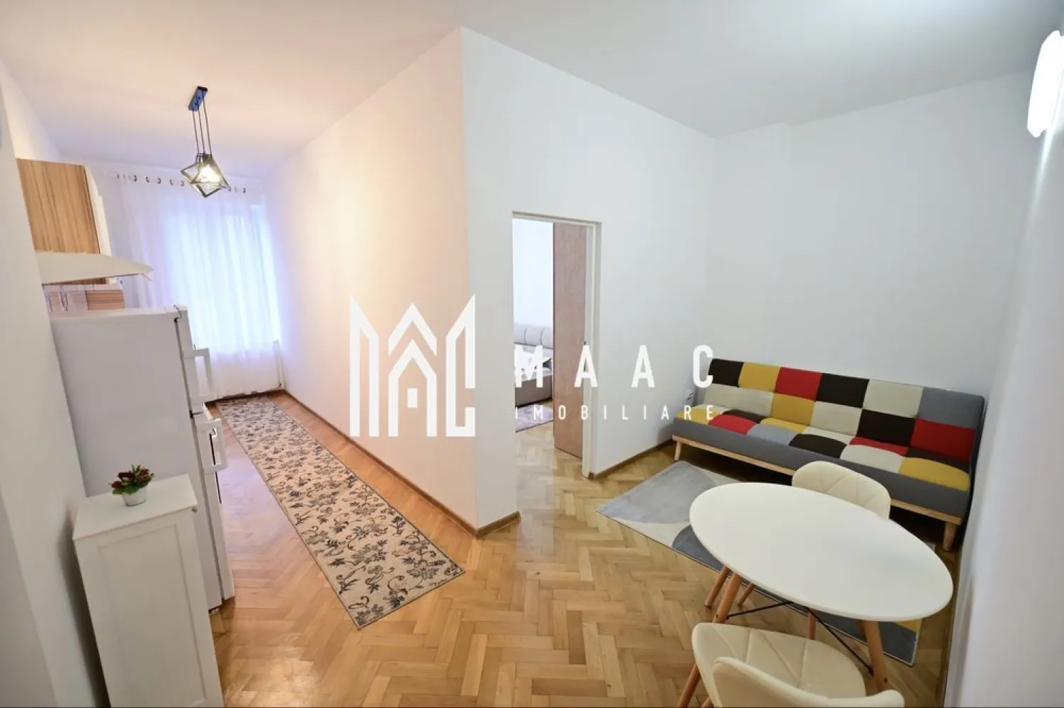 Apartamente 3 camere | Parcare | 105 MP | Zonă Centrală - MAAC Imobiliare vă propune spre vânzare două apartamente situate la casă, într-o zonă centrală a orașului Sibiu, într-o locație ideală atât pentru locuire, cât și pentru activități profesionale.

Proprietățile sunt înscrise pe același CF și pot fi utilizate pentru locuință, cabinet medical, sediu de firmă, birouri sau alte activități, beneficiind de vizibilitate bună datorită geamurilor orientate către stradă.

Imobilele se află într-o stare foarte bună și nu necesită investiții suplimentare. Acoperișul este nou, clădirea beneficiază de izolație termică exterioară, iar interiorul a fost complet renovat.

Proprietatea dispune, de asemenea, de pivniță, loc de parcare și o cotă parte de 33% din curtea comună, oferind spațiu suplimentar și confort.

Zona centrală reprezintă un avantaj important, cu acces rapid către instituții, magazine, restaurante, transport public și principalele puncte de interes ale orașului.

Pentru mai multe detalii sau pentru a programa o vizionare, vă rugăm să ne contactați.
Specificați ID-ul CP2959701.