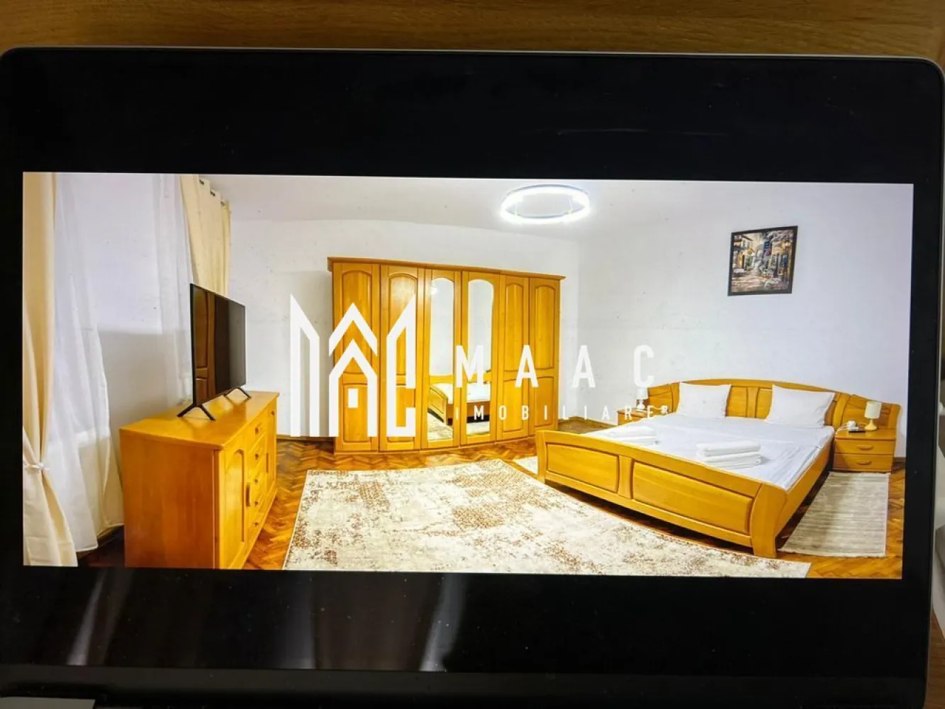 Apartamente 3 camere | Parcare | 105 MP | Zonă Centrală - MAAC Imobiliare vă propune spre vânzare două apartamente situate la casă, într-o zonă centrală a orașului Sibiu, într-o locație ideală atât pentru locuire, cât și pentru activități profesionale.

Proprietățile sunt înscrise pe același CF și pot fi utilizate pentru locuință, cabinet medical, sediu de firmă, birouri sau alte activități, beneficiind de vizibilitate bună datorită geamurilor orientate către stradă.

Imobilele se află într-o stare foarte bună și nu necesită investiții suplimentare. Acoperișul este nou, clădirea beneficiază de izolație termică exterioară, iar interiorul a fost complet renovat.

Proprietatea dispune, de asemenea, de pivniță, loc de parcare și o cotă parte de 33% din curtea comună, oferind spațiu suplimentar și confort.

Zona centrală reprezintă un avantaj important, cu acces rapid către instituții, magazine, restaurante, transport public și principalele puncte de interes ale orașului.

Pentru mai multe detalii sau pentru a programa o vizionare, vă rugăm să ne contactați.
Specificați ID-ul CP2959701.