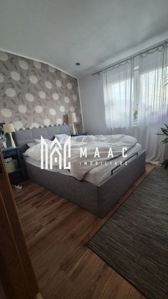 Apartament 2 camere | 45 MPU | Balcon | Pivniță | Loc de parcare | Ștrand - MAAC Imobiliare vă propune spre vânzare un apartament la mansardă, fără scară interioară, amplasat în cartierul Ștrand în apropiere de puncte de interes precum: parcuri, școli ,magazine, farmacii,situat la etajul 5/5, fiind dispus pe un singur nivel.

Un avantaj major îl reprezintă locul de parcare privat inclus, alături de disponibilitatea altor locuri de parcare publice în imediata apropiere.

Cu o suprafață utilă de 45 mp compartimentarea asigură o circulație fluidă în toate încăperile ,care se face astfel:

living de 16,43 mp dotat cu aer condiționat nou și dulap tip dressing 

bucătărie de 5,93 mp cu spațiu optimizat pentru gătit

balcon de 7,03 mp cu ieșire din sufragerie si o debara pentru depozitare sau camară

dormitor de 10,08 mp accesat prin holul secundar pentru un plus de liniște

baie de 4,06 mp 

hol principal de 6,93 mp si hol secundar de 1,60 mp

pivniță inclusă 
 
pod , pentru spațiu suplimentar de depozitare

loc de parcare privat inclus în prețul de vânzare

 Pentru vizionări sau mai multe detalii contactați-ne și specificați codul proprietății ID: CP2964128.