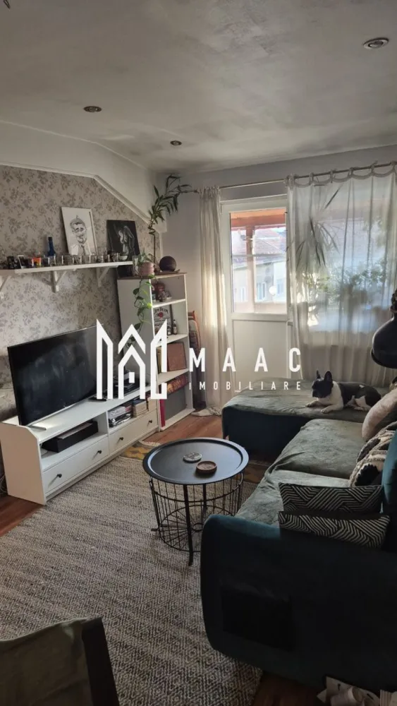 Apartament 2 camere | 45 MPU | Balcon | Pivniță | Loc de parcare | Ștrand - MAAC Imobiliare vă propune spre vânzare un apartament la mansardă, fără scară interioară, amplasat în cartierul Ștrand în apropiere de puncte de interes precum: parcuri, școli ,magazine, farmacii,situat la etajul 5/5, fiind dispus pe un singur nivel.

Un avantaj major îl reprezintă locul de parcare privat inclus, alături de disponibilitatea altor locuri de parcare publice în imediata apropiere.

Cu o suprafață utilă de 45 mp compartimentarea asigură o circulație fluidă în toate încăperile ,care se face astfel:

living de 16,43 mp dotat cu aer condiționat nou și dulap tip dressing 

bucătărie de 5,93 mp cu spațiu optimizat pentru gătit

balcon de 7,03 mp cu ieșire din sufragerie si o debara pentru depozitare sau camară

dormitor de 10,08 mp accesat prin holul secundar pentru un plus de liniște

baie de 4,06 mp 

hol principal de 6,93 mp si hol secundar de 1,60 mp

pivniță inclusă 
 
pod , pentru spațiu suplimentar de depozitare

loc de parcare privat inclus în prețul de vânzare

 Pentru vizionări sau mai multe detalii contactați-ne și specificați codul proprietății ID: CP2964128.