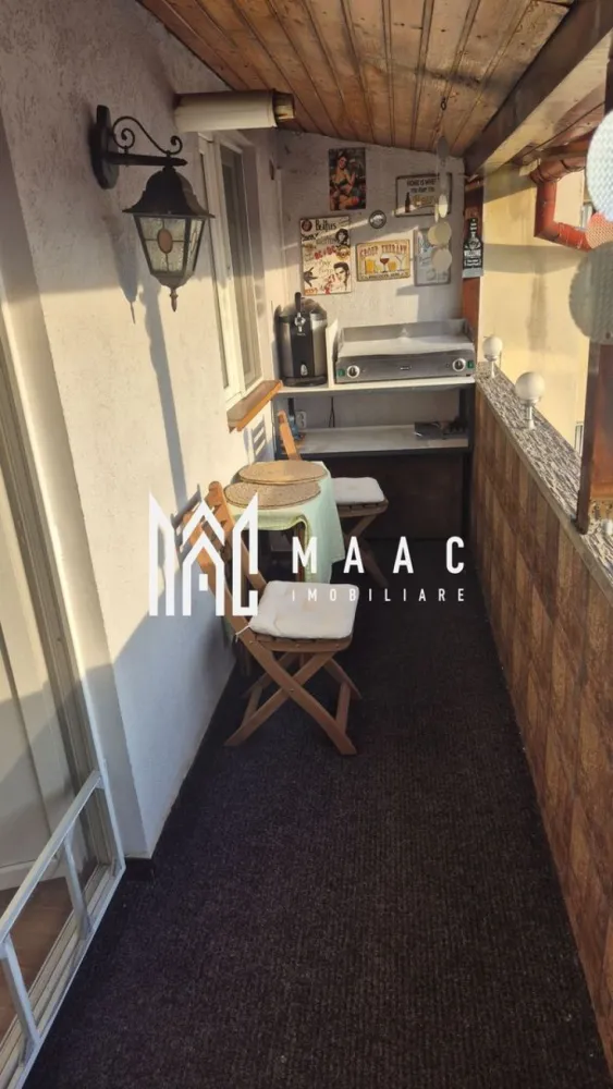 Apartament 2 camere | 45 MPU | Balcon | Pivniță | Loc de parcare | Ștrand - MAAC Imobiliare vă propune spre vânzare un apartament la mansardă, fără scară interioară, amplasat în cartierul Ștrand în apropiere de puncte de interes precum: parcuri, școli ,magazine, farmacii,situat la etajul 5/5, fiind dispus pe un singur nivel.

Un avantaj major îl reprezintă locul de parcare privat inclus, alături de disponibilitatea altor locuri de parcare publice în imediata apropiere.

Cu o suprafață utilă de 45 mp compartimentarea asigură o circulație fluidă în toate încăperile ,care se face astfel:

living de 16,43 mp dotat cu aer condiționat nou și dulap tip dressing 

bucătărie de 5,93 mp cu spațiu optimizat pentru gătit

balcon de 7,03 mp cu ieșire din sufragerie si o debara pentru depozitare sau camară

dormitor de 10,08 mp accesat prin holul secundar pentru un plus de liniște

baie de 4,06 mp 

hol principal de 6,93 mp si hol secundar de 1,60 mp

pivniță inclusă 
 
pod , pentru spațiu suplimentar de depozitare

loc de parcare privat inclus în prețul de vânzare

 Pentru vizionări sau mai multe detalii contactați-ne și specificați codul proprietății ID: CP2964128.