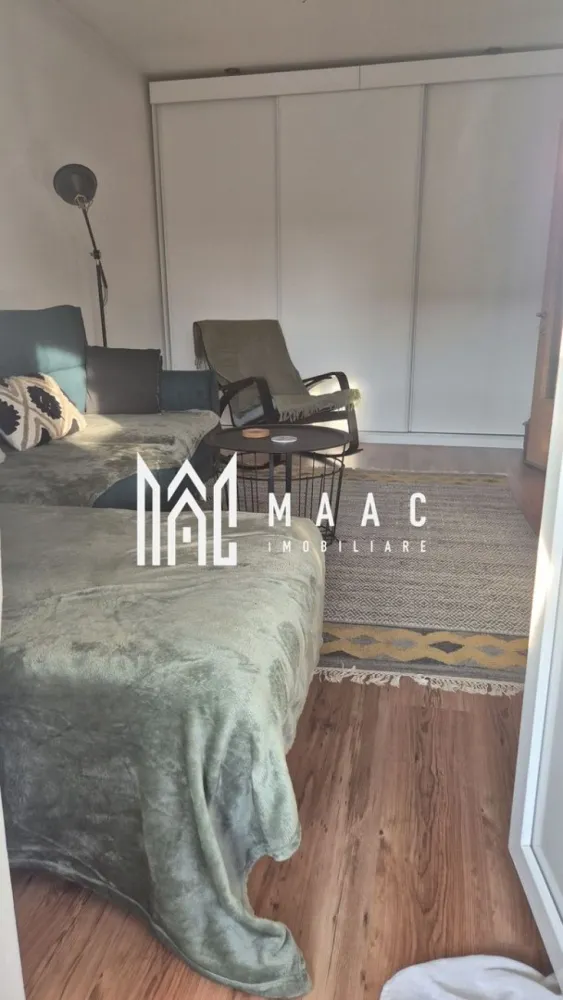 Apartament 2 camere | 45 MPU | Balcon | Pivniță | Loc de parcare | Ștrand - MAAC Imobiliare vă propune spre vânzare un apartament la mansardă, fără scară interioară, amplasat în cartierul Ștrand în apropiere de puncte de interes precum: parcuri, școli ,magazine, farmacii,situat la etajul 5/5, fiind dispus pe un singur nivel.

Un avantaj major îl reprezintă locul de parcare privat inclus, alături de disponibilitatea altor locuri de parcare publice în imediata apropiere.

Cu o suprafață utilă de 45 mp compartimentarea asigură o circulație fluidă în toate încăperile ,care se face astfel:

living de 16,43 mp dotat cu aer condiționat nou și dulap tip dressing 

bucătărie de 5,93 mp cu spațiu optimizat pentru gătit

balcon de 7,03 mp cu ieșire din sufragerie si o debara pentru depozitare sau camară

dormitor de 10,08 mp accesat prin holul secundar pentru un plus de liniște

baie de 4,06 mp 

hol principal de 6,93 mp si hol secundar de 1,60 mp

pivniță inclusă 
 
pod , pentru spațiu suplimentar de depozitare

loc de parcare privat inclus în prețul de vânzare

 Pentru vizionări sau mai multe detalii contactați-ne și specificați codul proprietății ID: CP2964128.