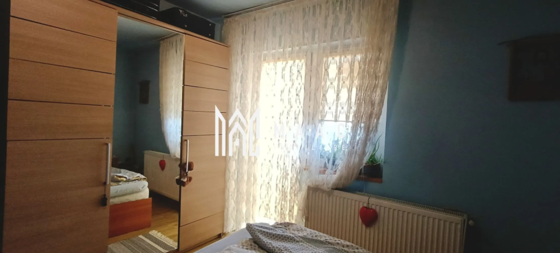Apartament | 72 MPU | 3 camere | 2 Balcoane | Pictor Brana - MAAC Imobiliare vă propune spre vânzare un apartament cu 3 camere situat în zona Pictor Brana o locație liniștită și foarte căutată, aflat la etajul 2/3 al unui imobil construit în 2008 . 

Avantajele Locației:
Natură și Recreere: În imediata apropiere se află parcul, ideal pentru plimbări și activități în aer liber

Acces rapid la școli, grădinițe și diverse magazine 

Acces facil la mijloacele de transport în comun

Curte comună proprie a blocului

Caracteristici Principale:
Suprafață utilă: 72 mp

Decomandat 

Orientare: Sud-Estică (lumină naturală pe tot parcursul zilei)

Compartimentare:
living 
cu
bucătărie open-space

2 dormitoare fiecare cu ieșire pe balcon

1 baie 

2 balcoane 

hol de acces

Vedere excelentă spre munte

Sistem de încălzire: Centrală proprie și calorifere

Pentru vizionări sau mai multe detalii contactați-ne și specificați codul proprietății ID:CP2965870.