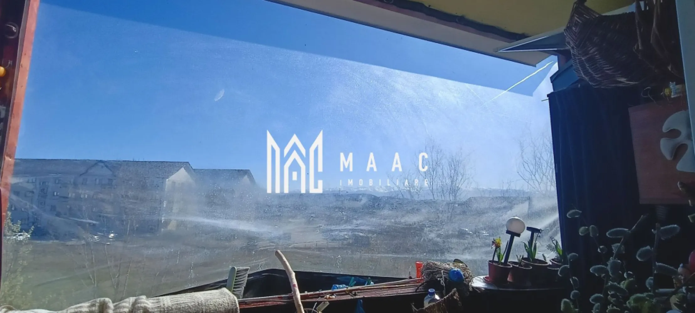 Apartament | 72 MPU | 3 camere | 2 Balcoane | Pictor Brana - MAAC Imobiliare vă propune spre vânzare un apartament cu 3 camere situat în zona Pictor Brana o locație liniștită și foarte căutată, aflat la etajul 2/3 al unui imobil construit în 2008 . 

Avantajele Locației:
Natură și Recreere: În imediata apropiere se află parcul, ideal pentru plimbări și activități în aer liber

Acces rapid la școli, grădinițe și diverse magazine 

Acces facil la mijloacele de transport în comun

Curte comună proprie a blocului

Caracteristici Principale:
Suprafață utilă: 72 mp

Decomandat 

Orientare: Sud-Estică (lumină naturală pe tot parcursul zilei)

Compartimentare:
living 
cu
bucătărie open-space

2 dormitoare fiecare cu ieșire pe balcon

1 baie 

2 balcoane 

hol de acces

Vedere excelentă spre munte

Sistem de încălzire: Centrală proprie și calorifere

Pentru vizionări sau mai multe detalii contactați-ne și specificați codul proprietății ID:CP2965870.