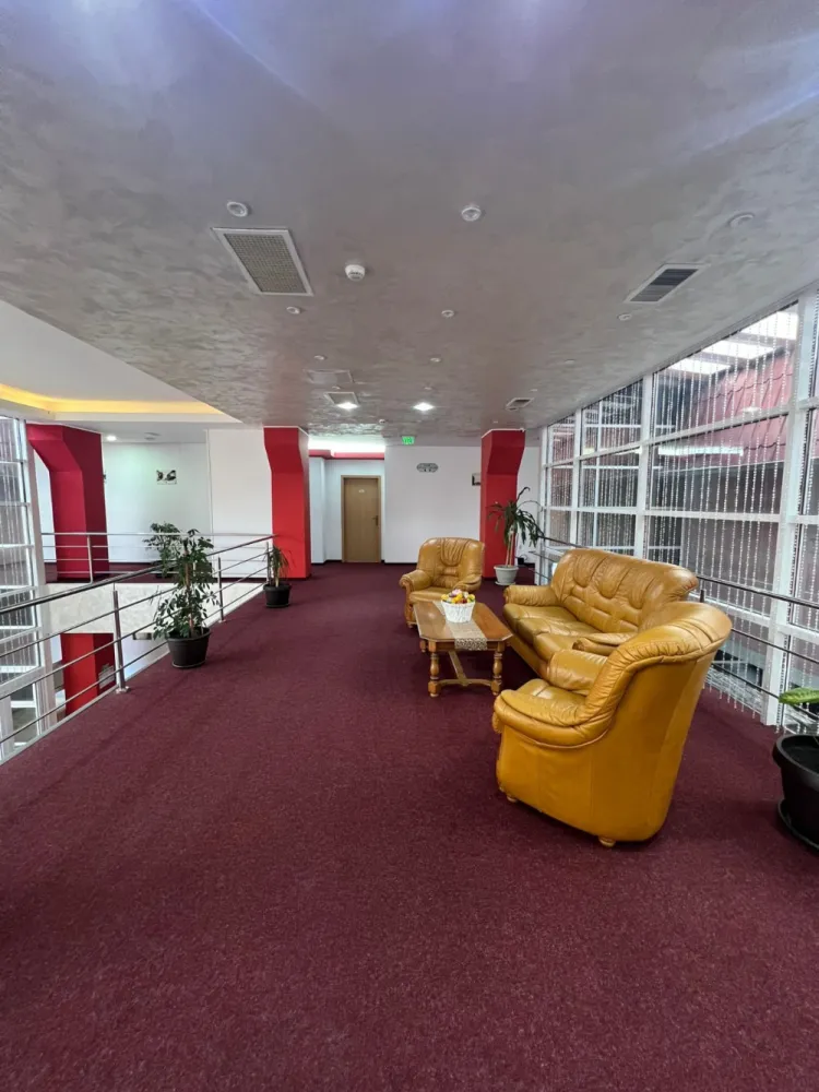 De vânzare – Hotel Veștem, Sibiu - O oportunitate unică de investiție în turism și HoReCa, amplasată strategic în localitatea Veștem, la doar 13 km de Sibiu și 17 km de Aeroportul Internațional Sibiu, cu acces direct din DN1–DN7. &nbsp;Detalii proprietate:Suprafață teren: 5.600 mpSuprafață utila: 1.700 mp25 camere spațioase, fiecare cu baie proprie2 apartamente cu baie proprieRestaurant cu 70 locuri + terasăBucătărie profesională de 200 mp, dotată cu camere frigorifice și congelatorAer condiționat, ferestre termopan, gresie, faianță, parchet, mocheta.Puncte comerciale destinate alimentației publice – închiriate, cu venit lunar de 12.000 € + încasările hotelului &nbsp;Utilități și dotări tehnice:Curent 300 kw + generator 220 kwPuț forat la mare adâncime pentru alimentare cu apăStație de epurare proprieCanalizare&nbsp;Avantaje investiționale:Poziționare excelentă pentru tranzit și turism, pe ruta DN1 – DN7Proprietatea se prezintă impecabil, foarte îngrijităGenerare de venit pasiv din chirii + activitate hotelieră și restaurantPotențial ridicat de dezvoltare ulterioară (evenimente, turism de business, extindere servicii)&nbsp;Preț de vânzare: 1.800.000 € &nbsp;Un hotel cu tradiție, bine întreținut, complet funcțional, care îmbină confortul modern cu un potențial excelent de profitabilitate.